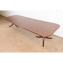 Table de salle à manger à piédestal en acajou à bandes géorgiennes de style Baker Furniture, revernie