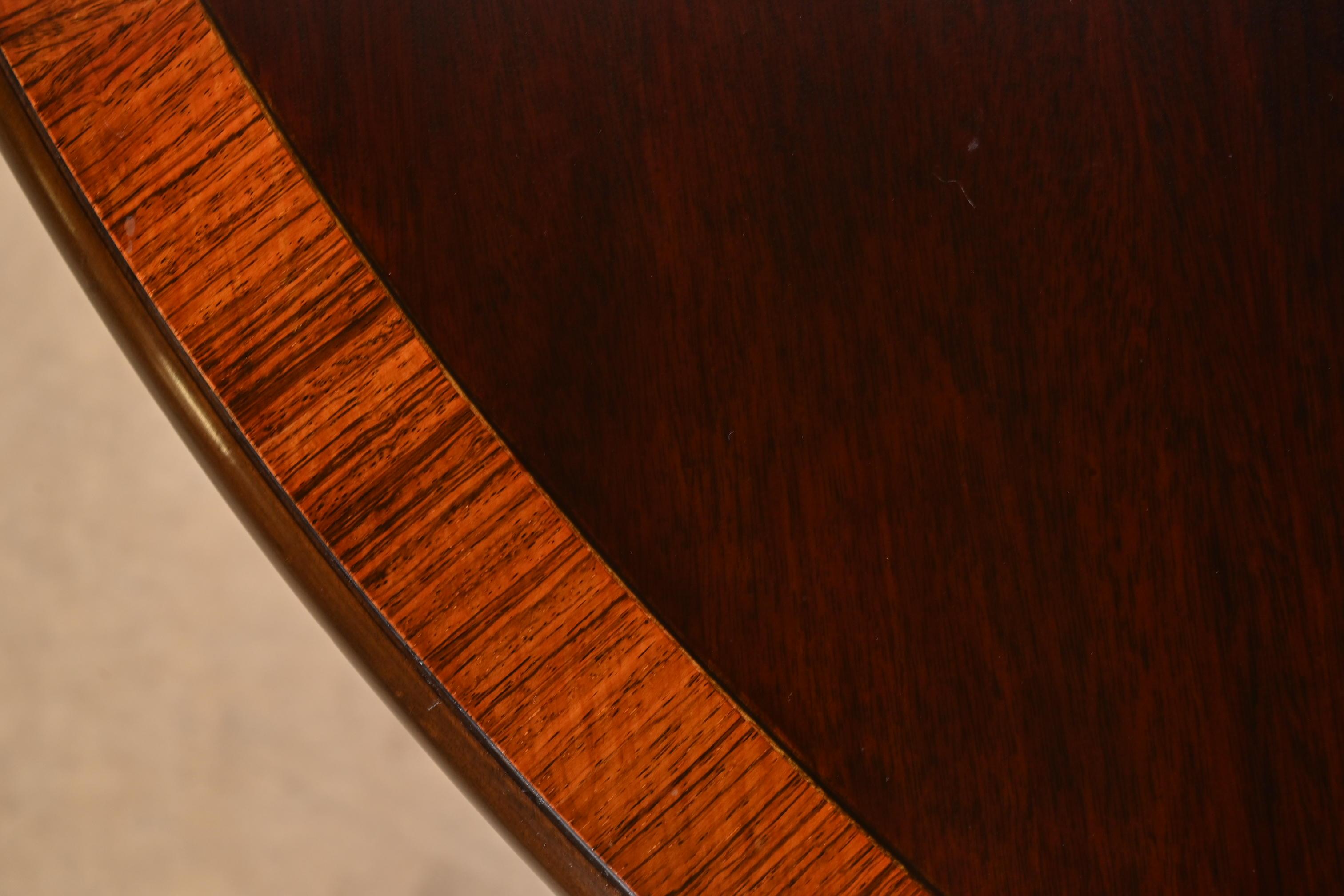 Ausziehbarer Esstisch aus Mahagoni mit georgianischem Mahagoni-Sockel im Baker Furniture-Stil im Angebot 4