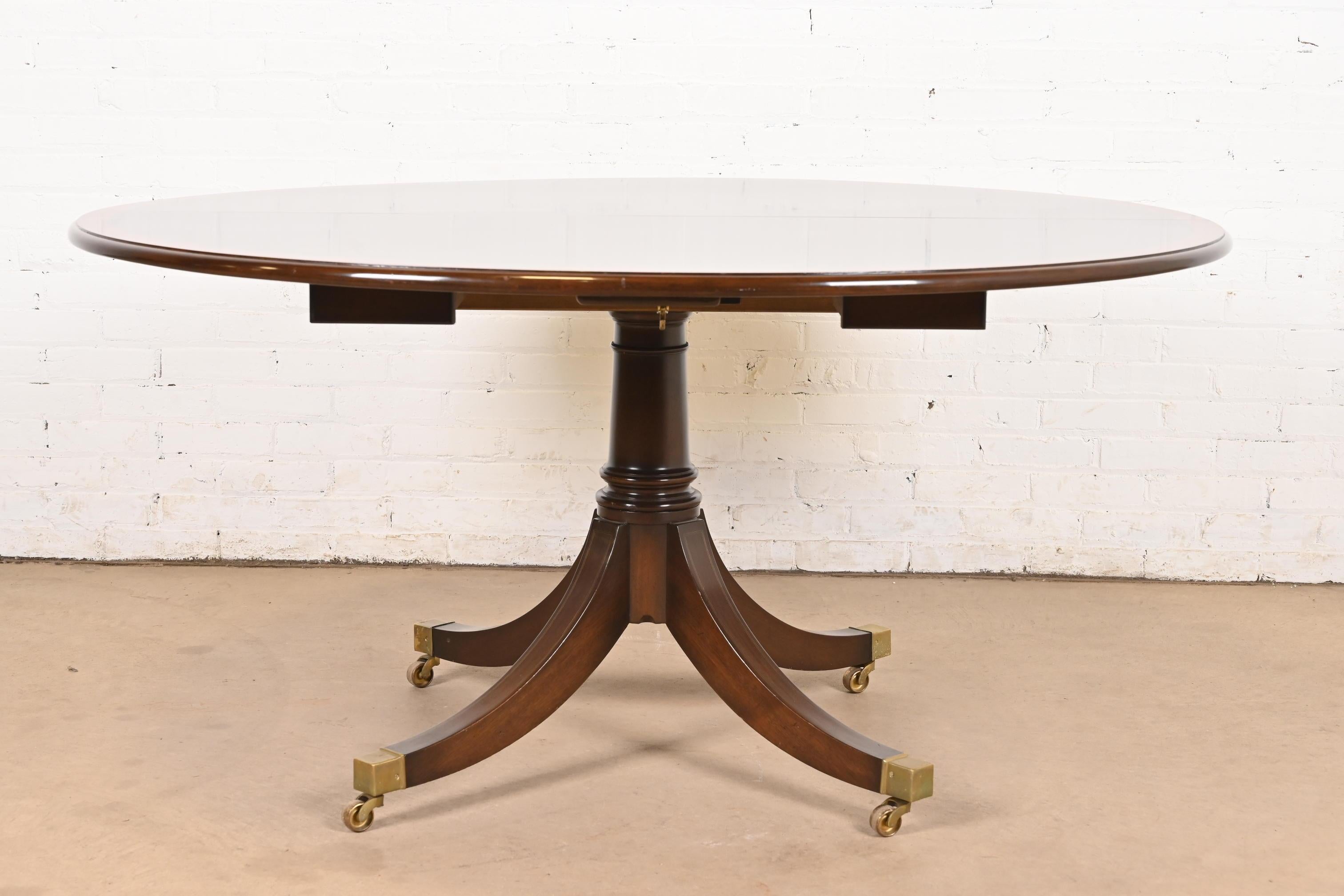 Ausziehbarer Esstisch aus Mahagoni mit georgianischem Mahagoni-Sockel im Baker Furniture-Stil im Angebot 5