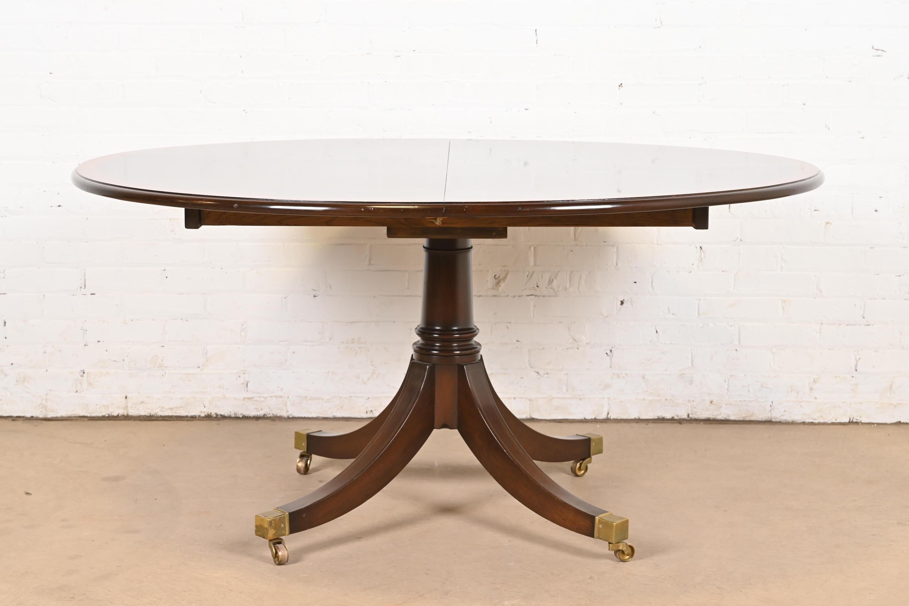Ausziehbarer Esstisch aus Mahagoni mit georgianischem Mahagoni-Sockel im Baker Furniture-Stil (Georgian) im Angebot