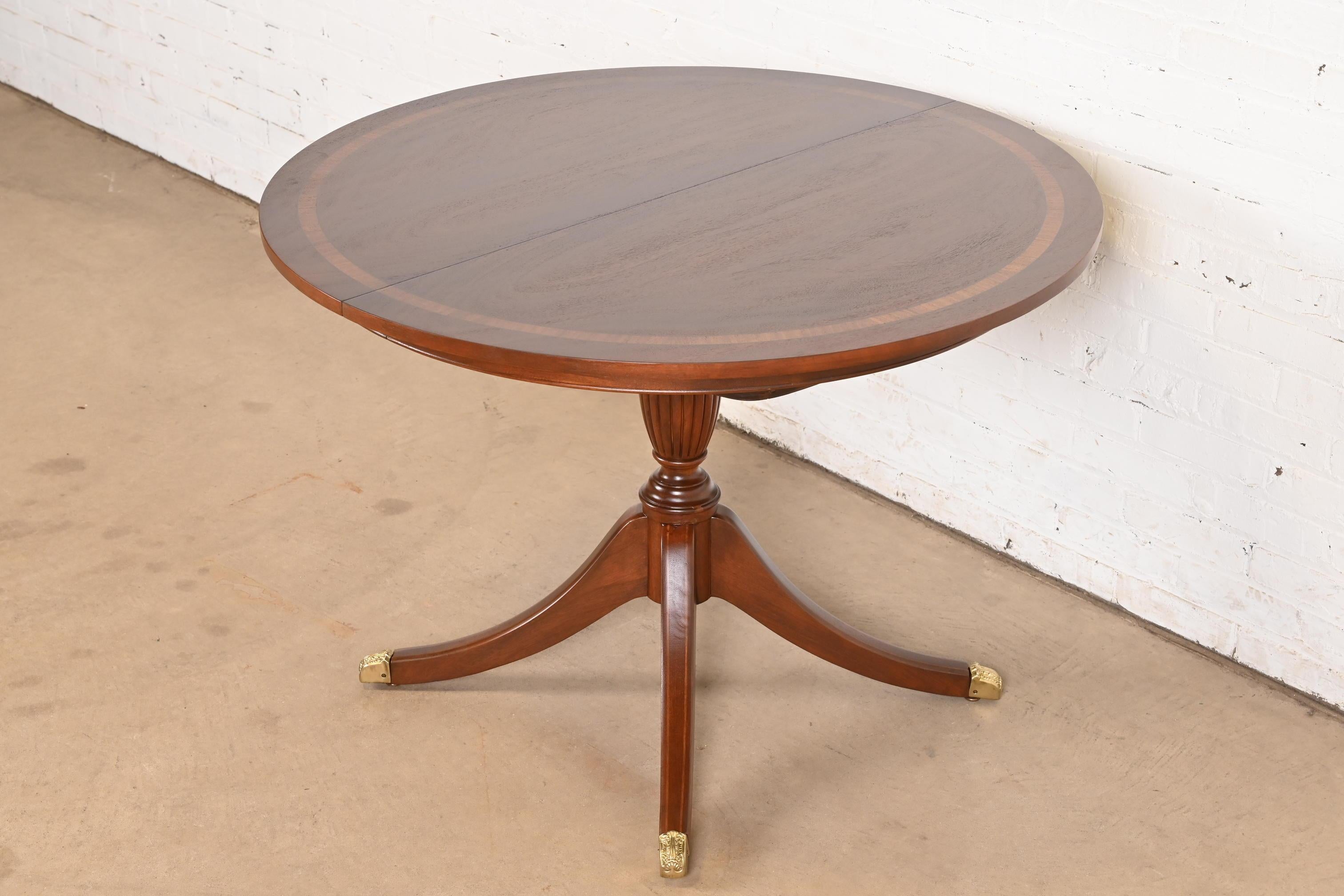 American Baker Furniture Style Georgian Banded Mahogany Pedestal Extension Dining Table For Sale