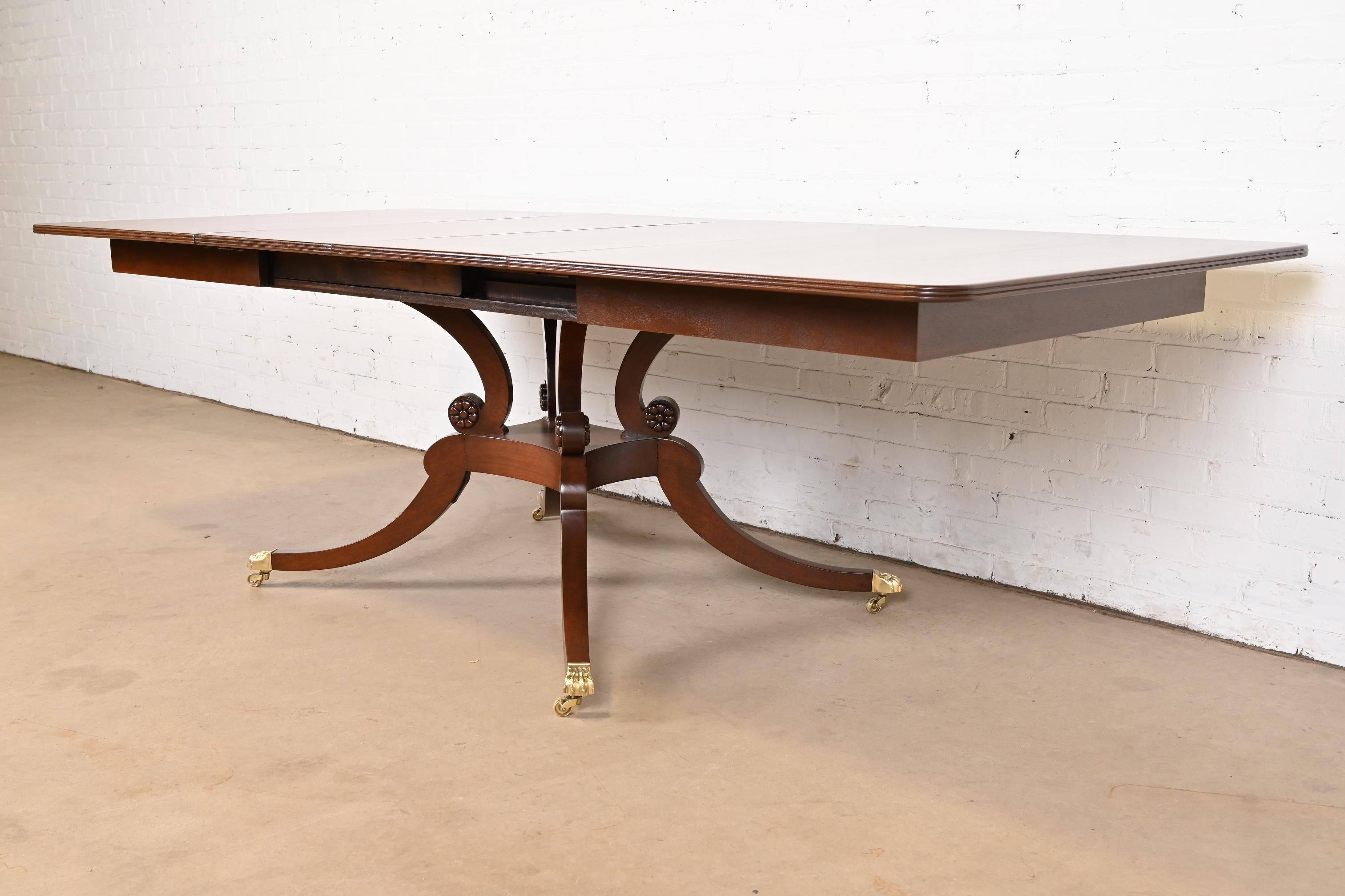 Baker Furniture Style Georgian Banded Mahogany Pedestal Extension Dining Table In Good Condition For Sale In South Bend, IN