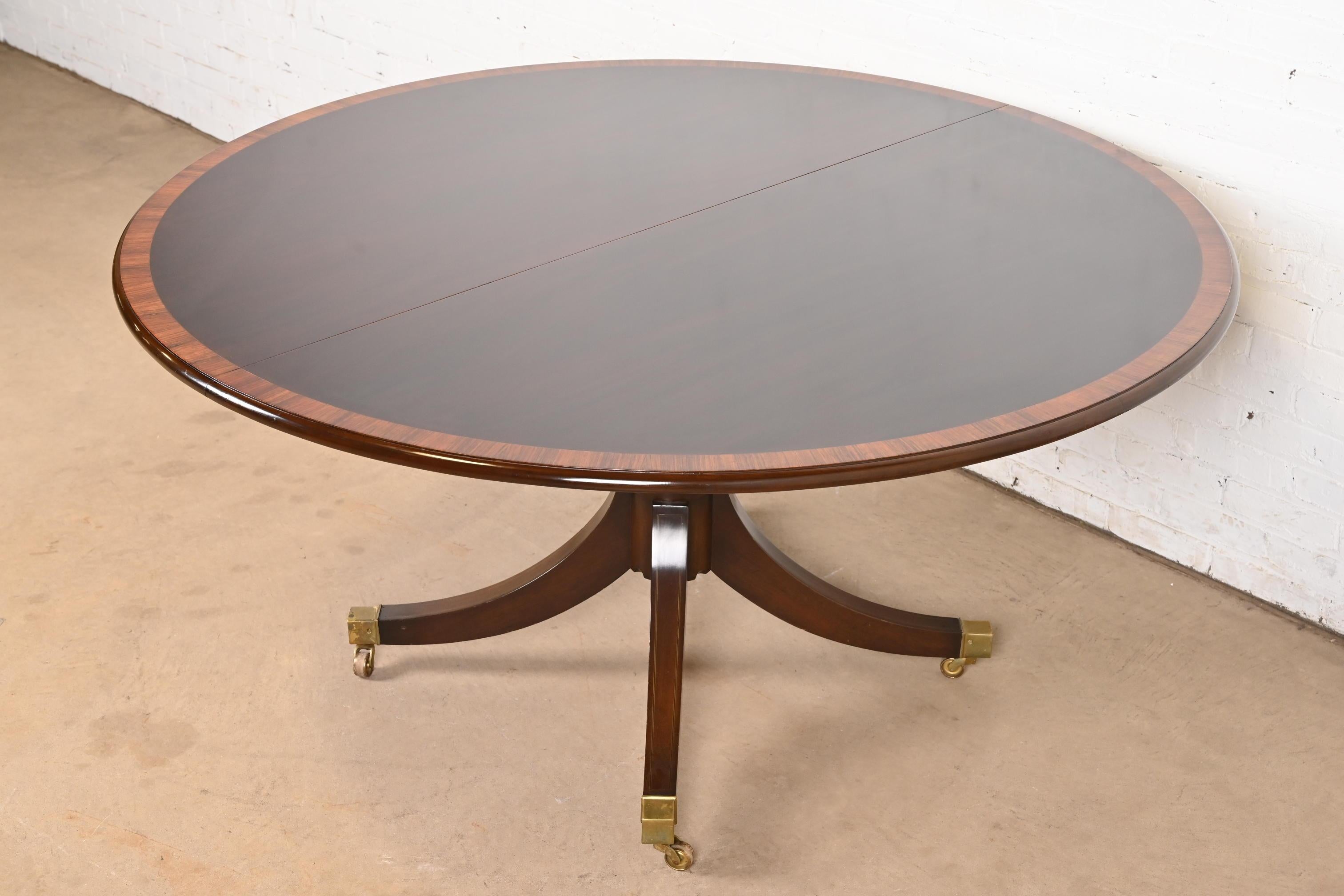 Ausziehbarer Esstisch aus Mahagoni mit georgianischem Mahagoni-Sockel im Baker Furniture-Stil (amerikanisch) im Angebot