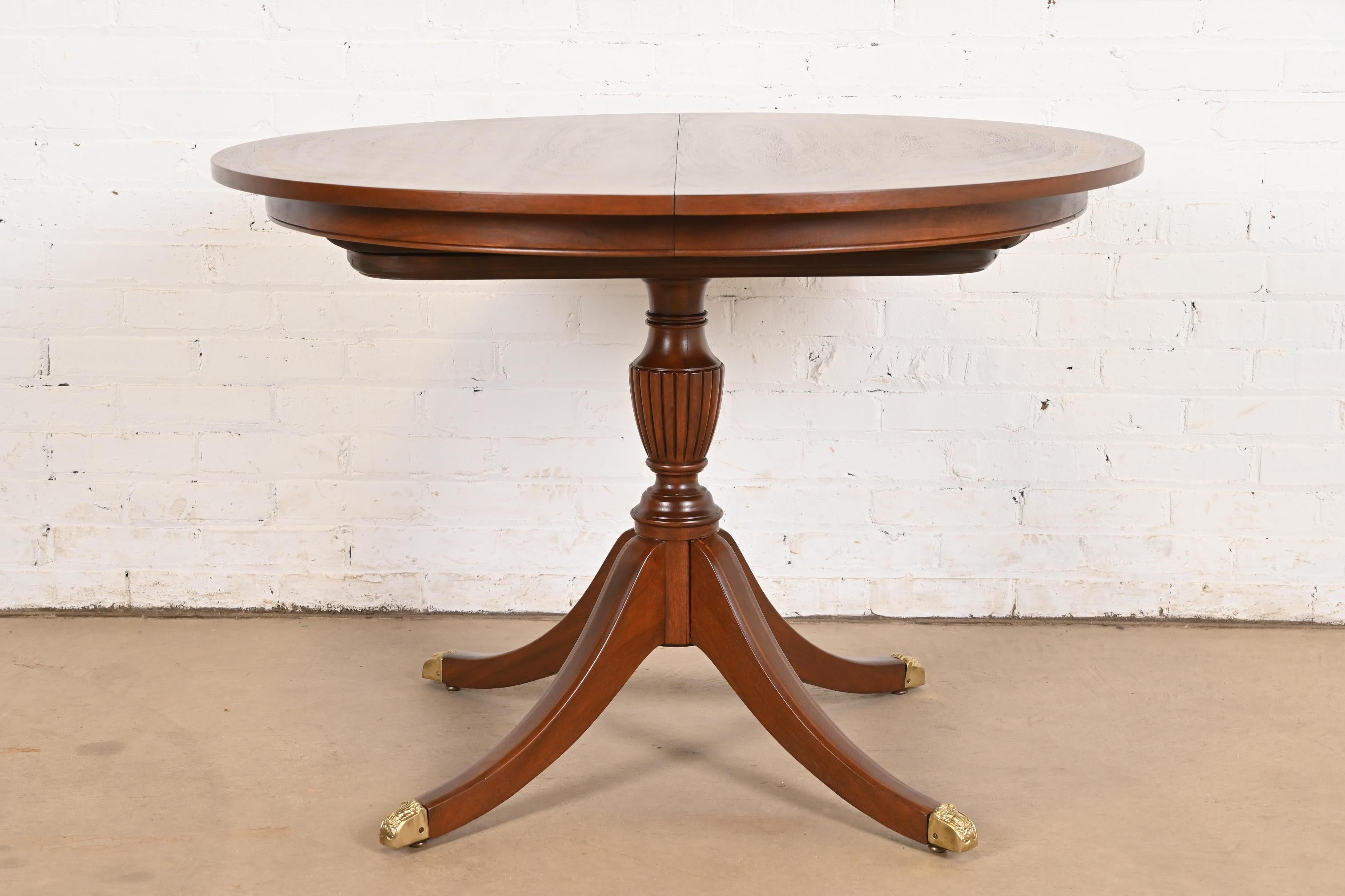 Baker Furniture Style Georgian Banded Mahogany Pedestal Extension Dining Table In Good Condition For Sale In South Bend, IN