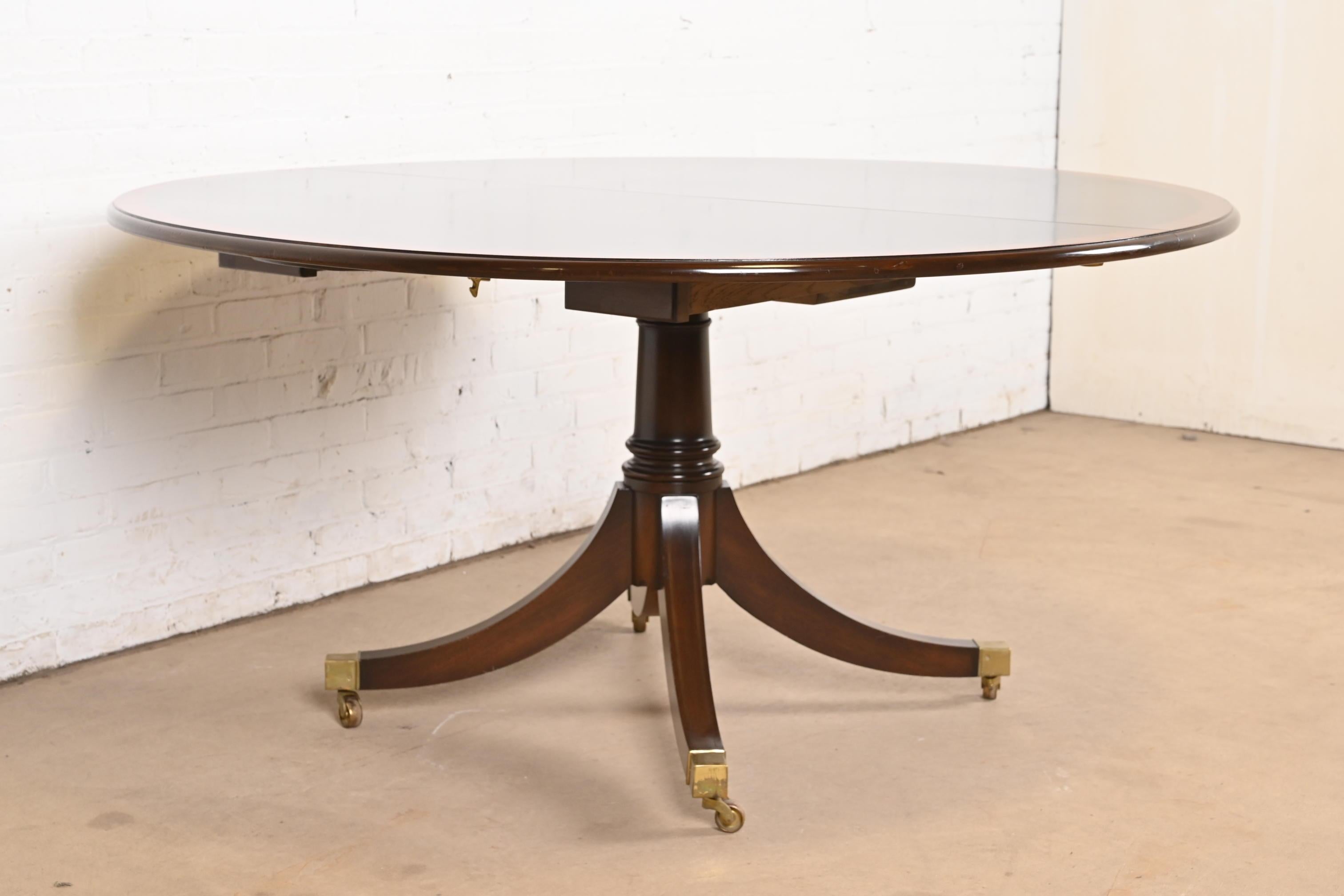 Ausziehbarer Esstisch aus Mahagoni mit georgianischem Mahagoni-Sockel im Baker Furniture-Stil im Zustand „Gut“ im Angebot in South Bend, IN