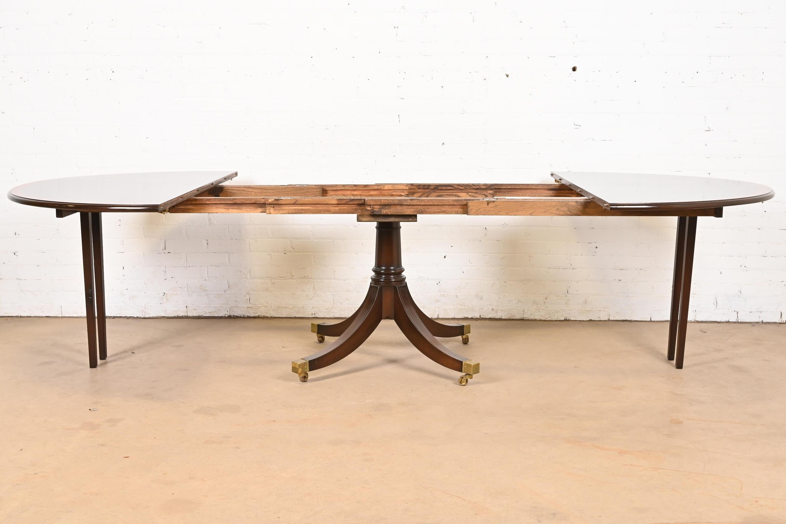 Ausziehbarer Esstisch aus Mahagoni mit georgianischem Mahagoni-Sockel im Baker Furniture-Stil (Messing) im Angebot