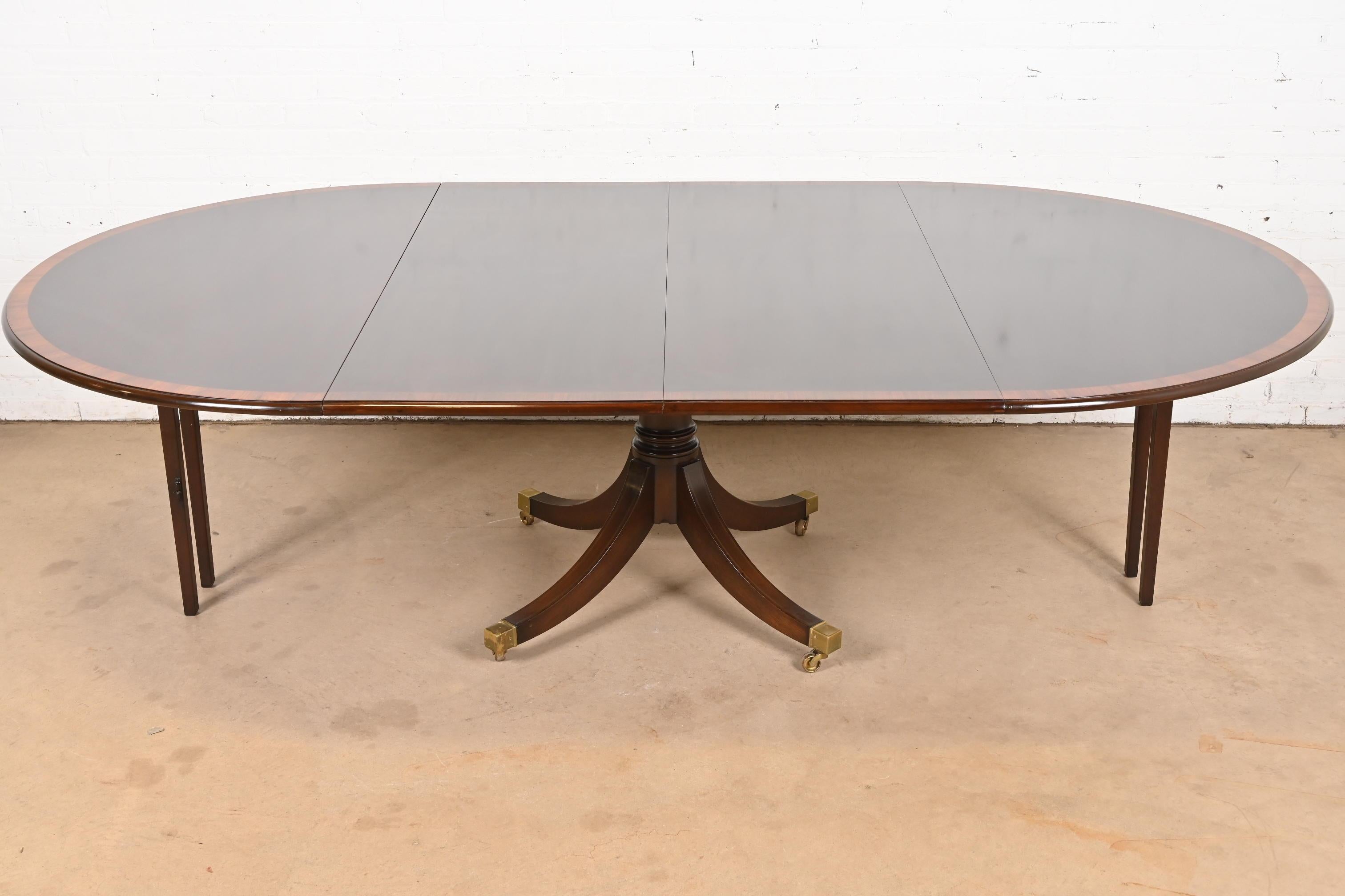 Ausziehbarer Esstisch aus Mahagoni mit georgianischem Mahagoni-Sockel im Baker Furniture-Stil im Angebot 1
