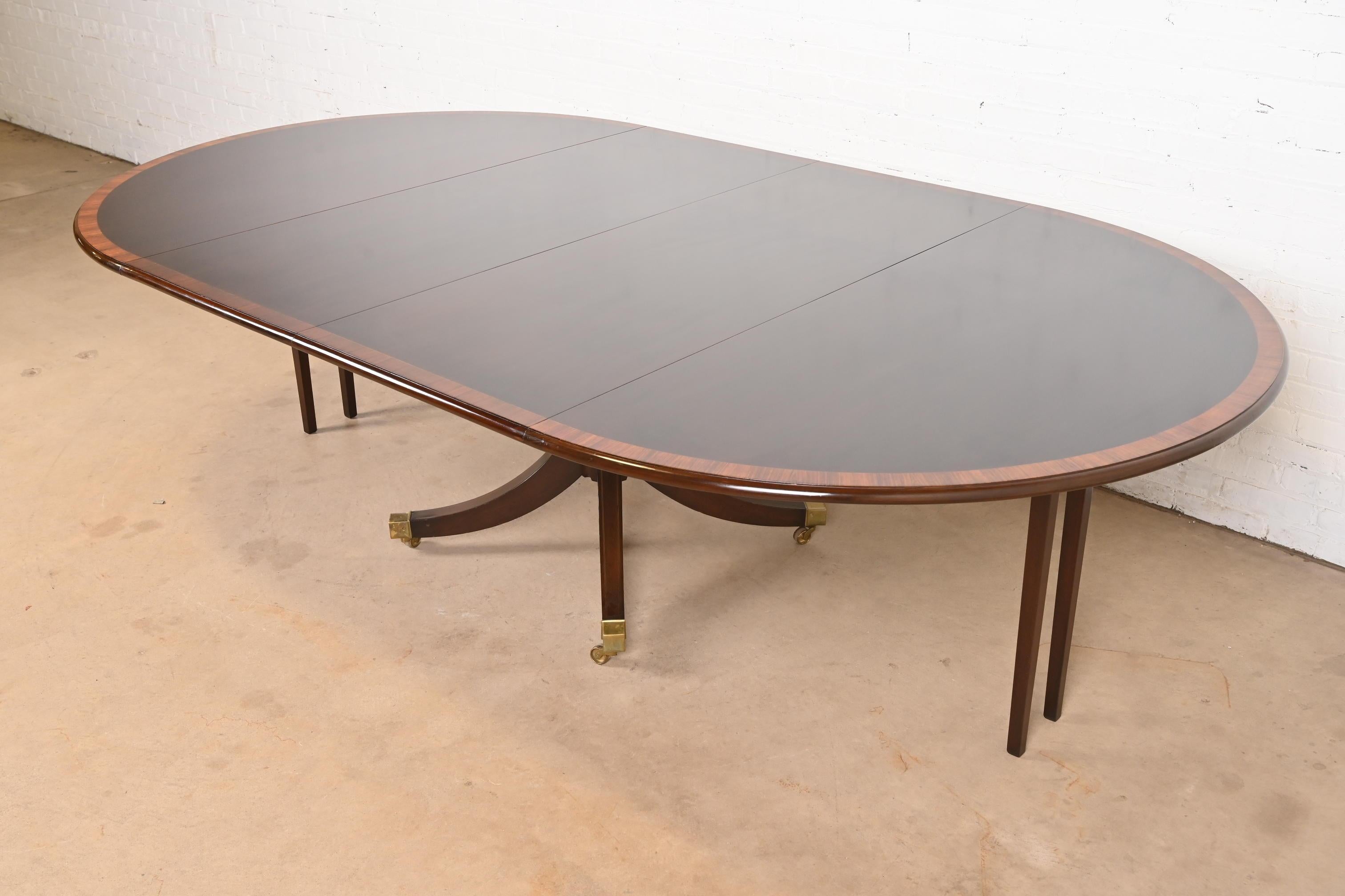 Ausziehbarer Esstisch aus Mahagoni mit georgianischem Mahagoni-Sockel im Baker Furniture-Stil im Angebot 2