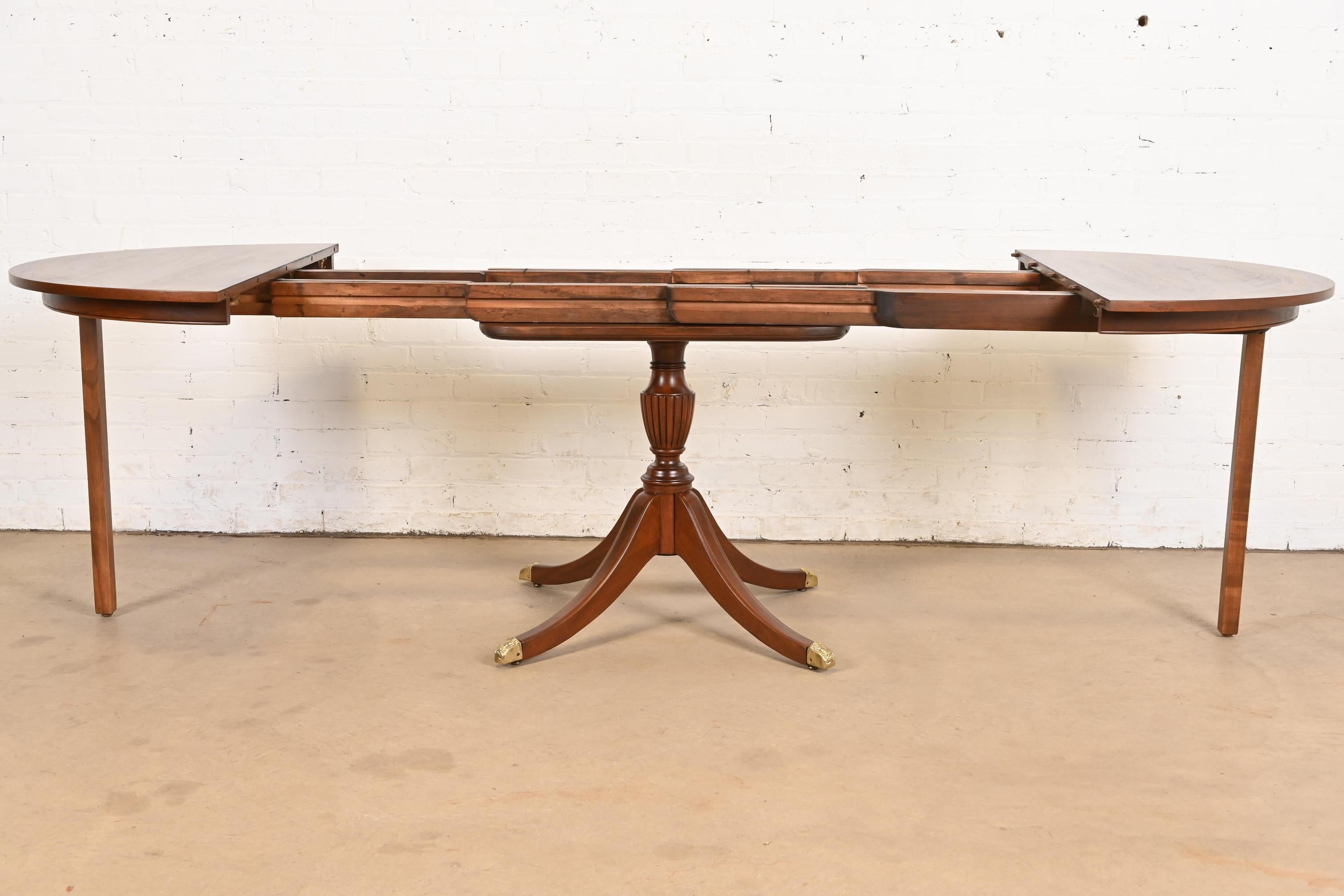 Baker Furniture Style Georgian Banded Mahogany Pedestal Extension Dining Table For Sale 3