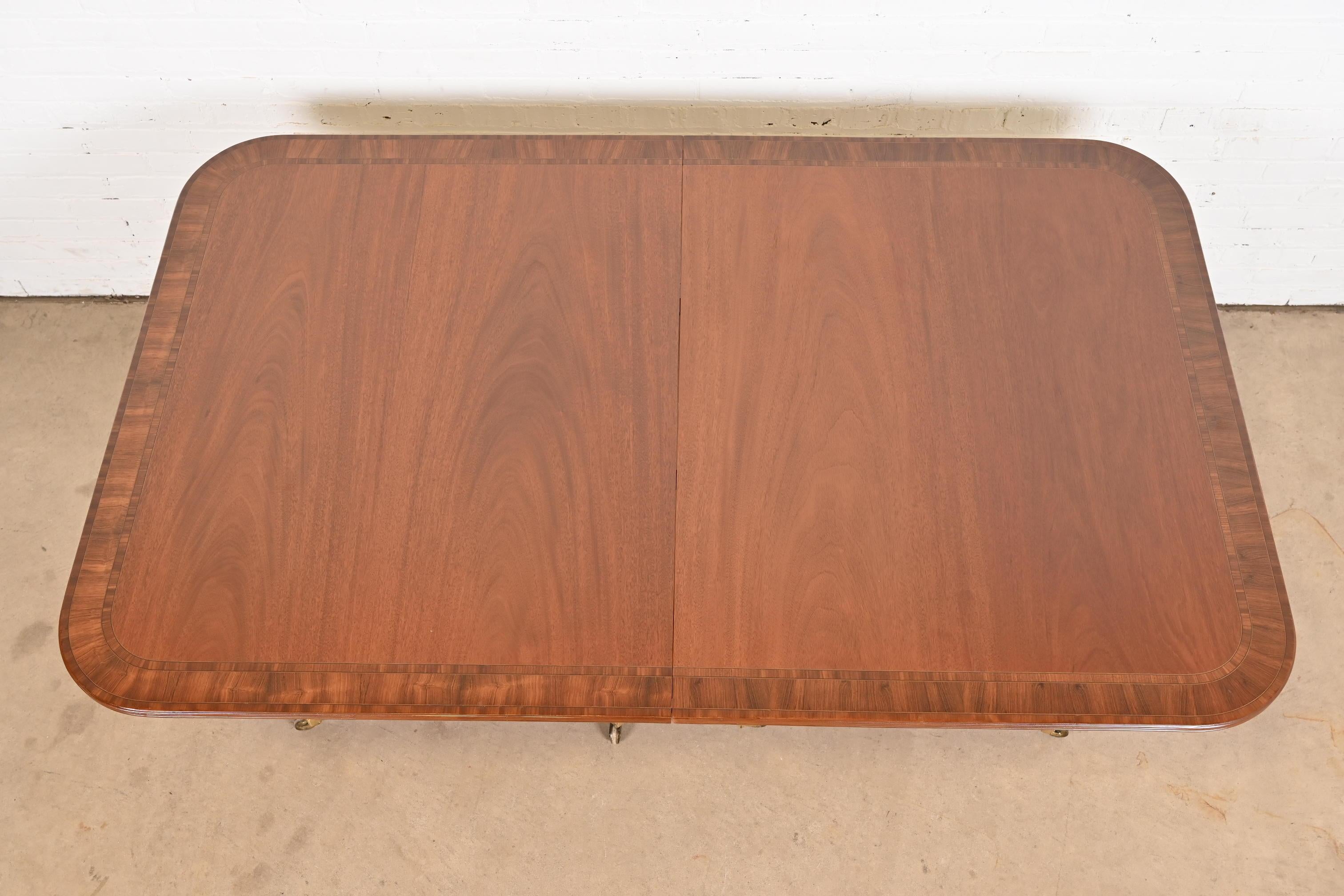 Table à rallonge géorgienne en acajou à trois piédestaux de style Baker Furniture en vente 3