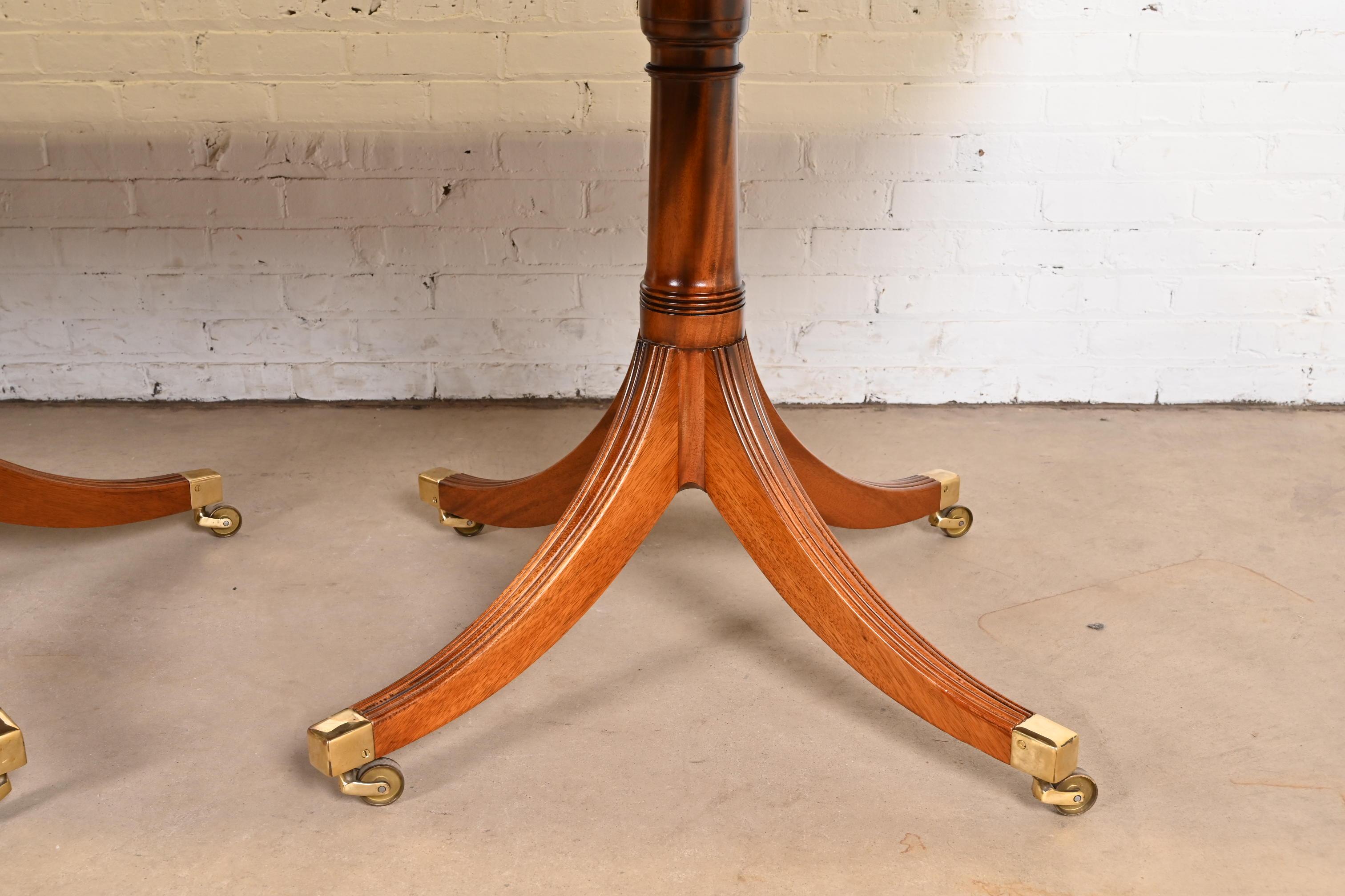 Table à rallonge géorgienne en acajou à trois piédestaux de style Baker Furniture en vente 4