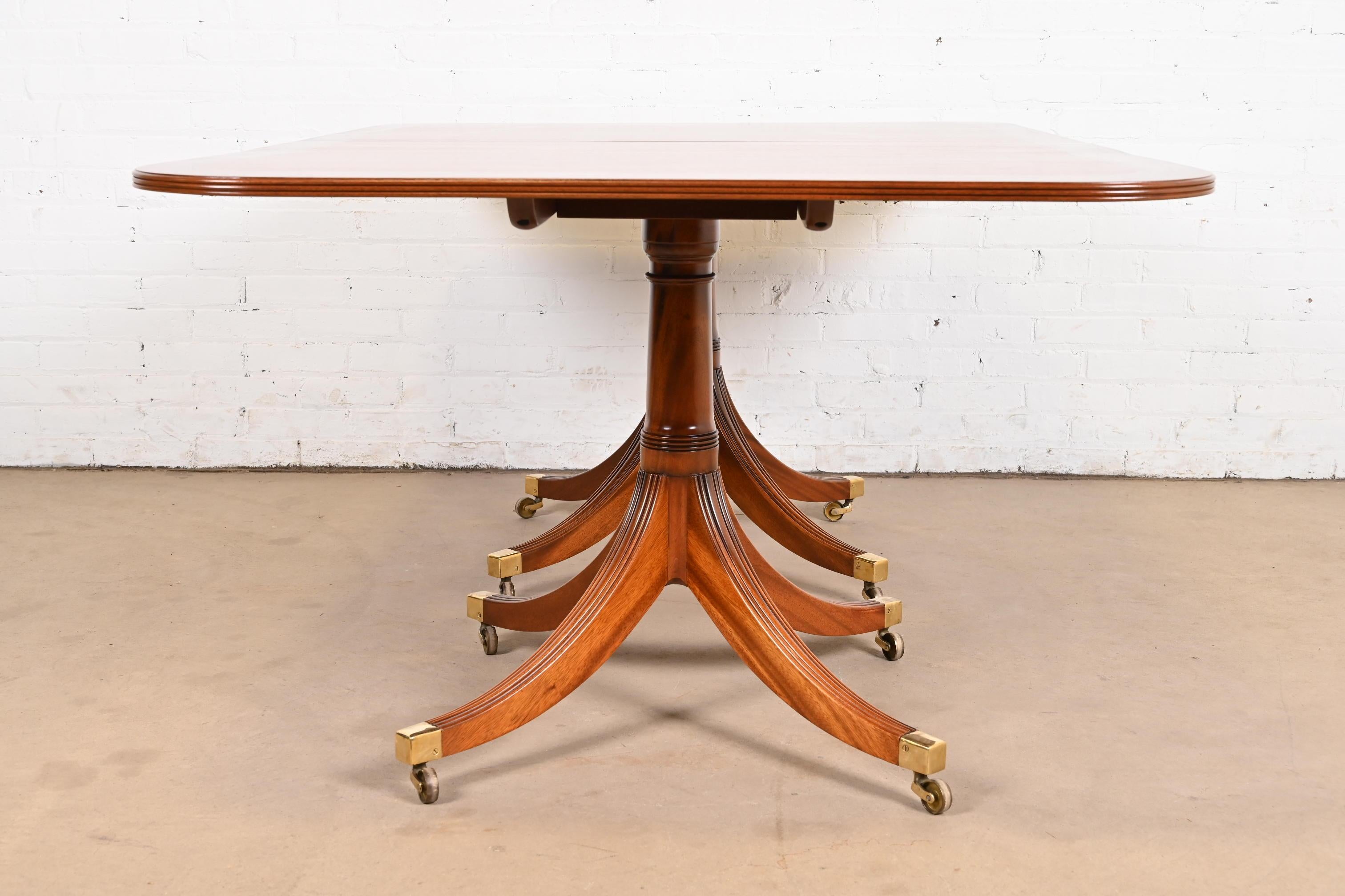 Table à rallonge géorgienne en acajou à trois piédestaux de style Baker Furniture en vente 5