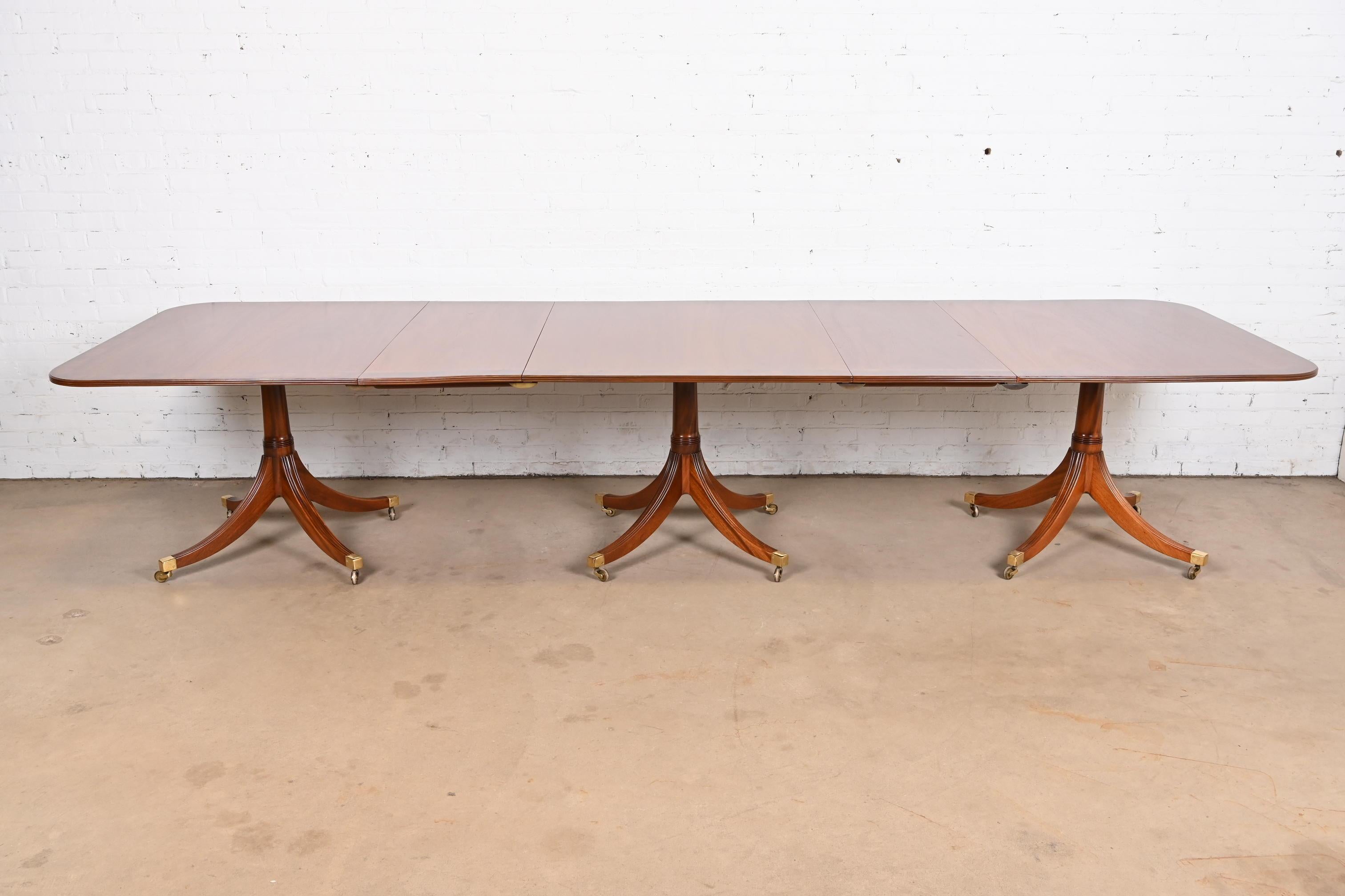 Georgien Table à rallonge géorgienne en acajou à trois piédestaux de style Baker Furniture en vente