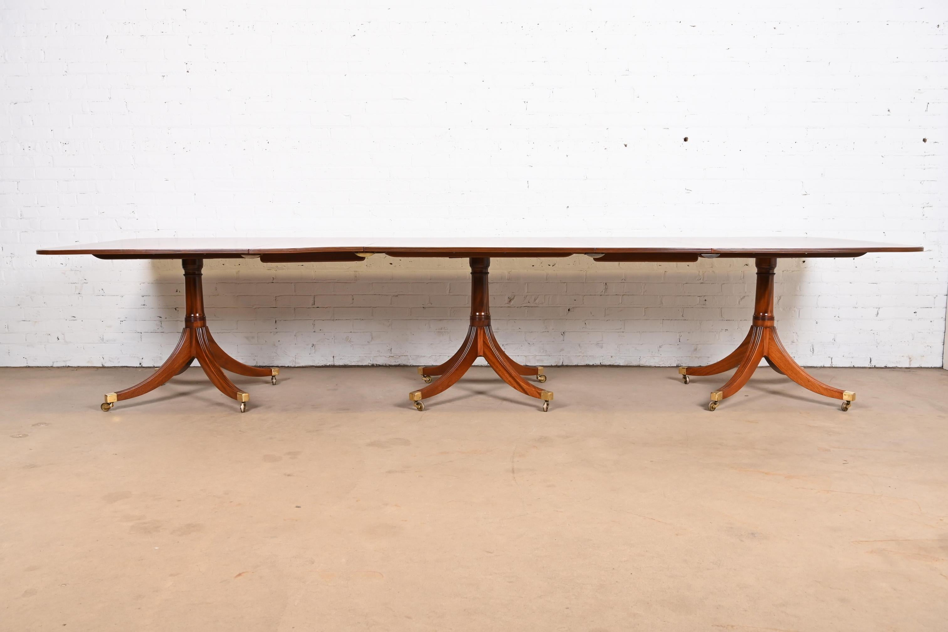 Américain Table à rallonge géorgienne en acajou à trois piédestaux de style Baker Furniture en vente