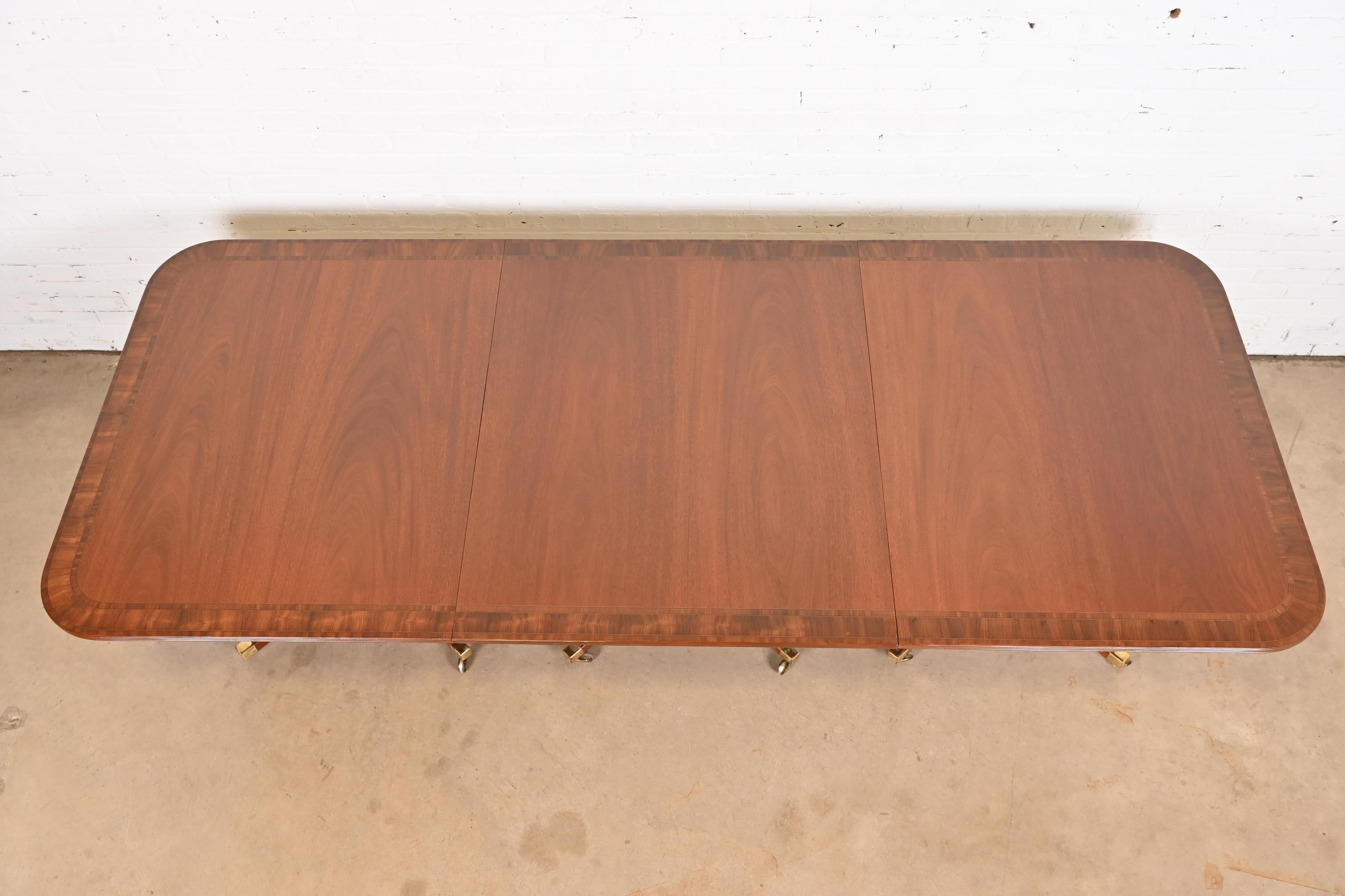 Milieu du XXe siècle Table à rallonge géorgienne en acajou à trois piédestaux de style Baker Furniture en vente
