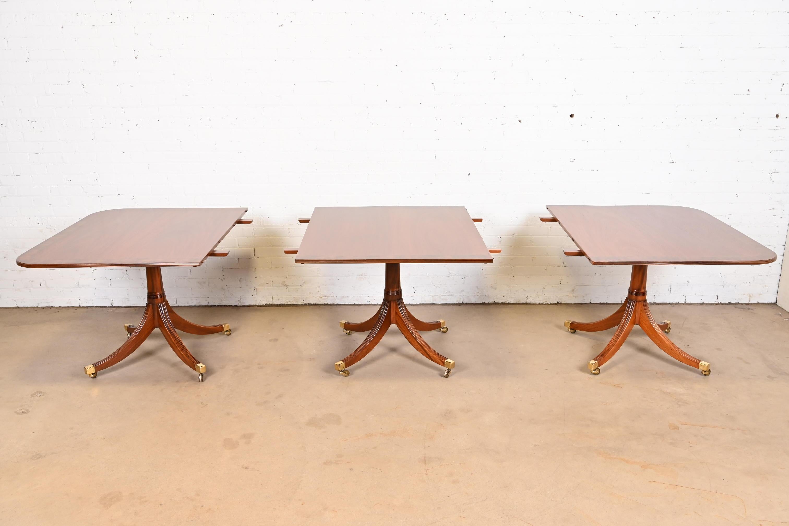 Laiton Table à rallonge géorgienne en acajou à trois piédestaux de style Baker Furniture en vente