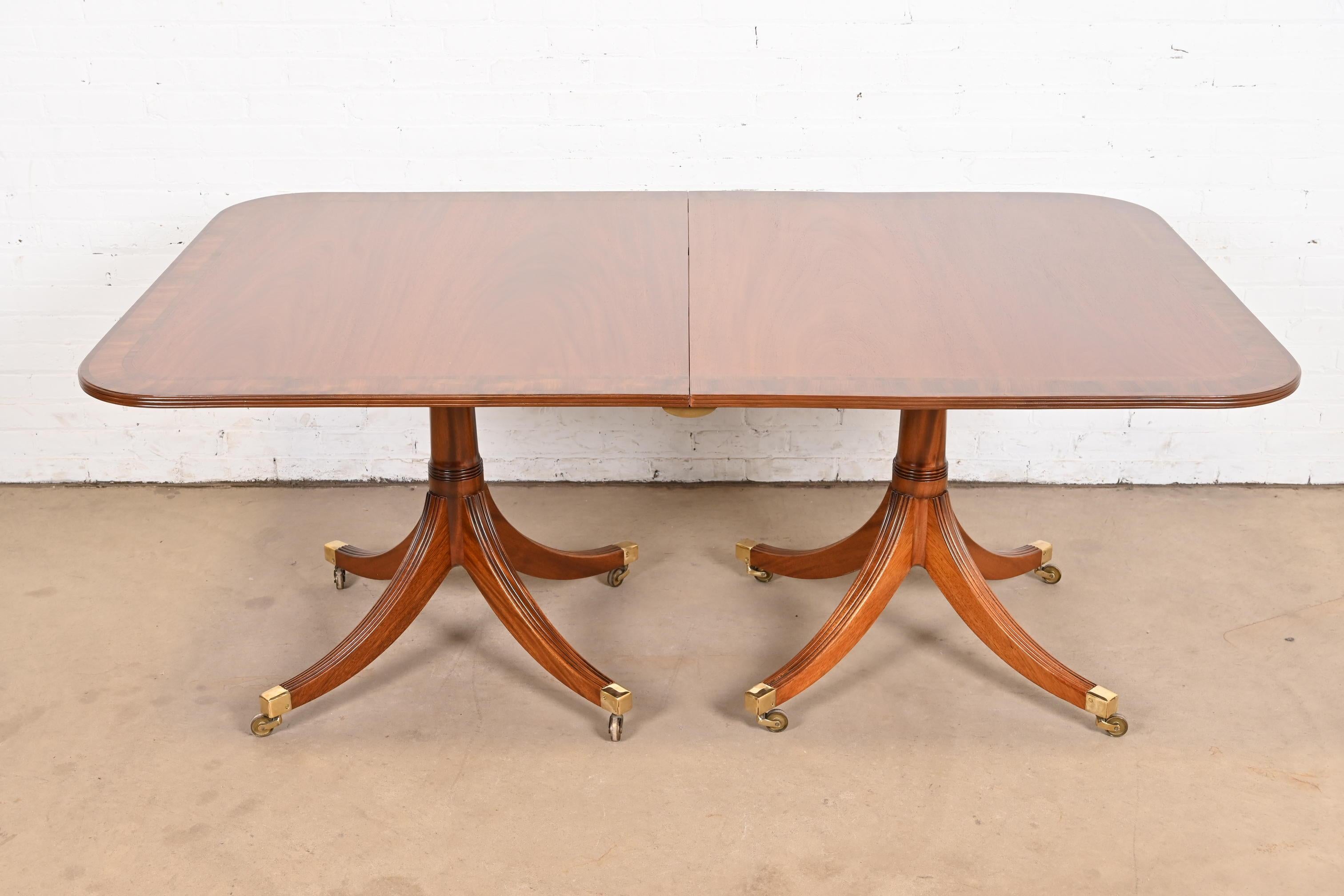 Table à rallonge géorgienne en acajou à trois piédestaux de style Baker Furniture en vente 1