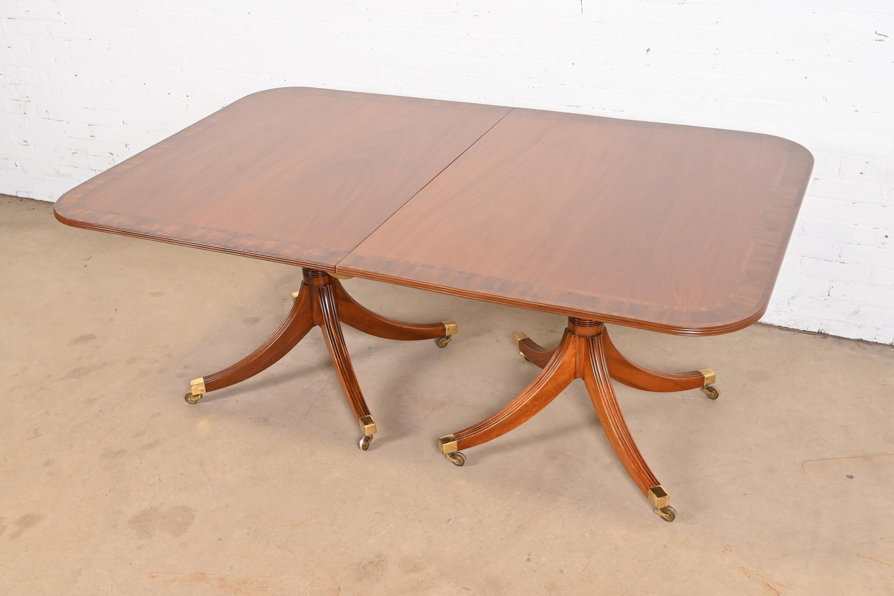 Table à rallonge géorgienne en acajou à trois piédestaux de style Baker Furniture en vente 2