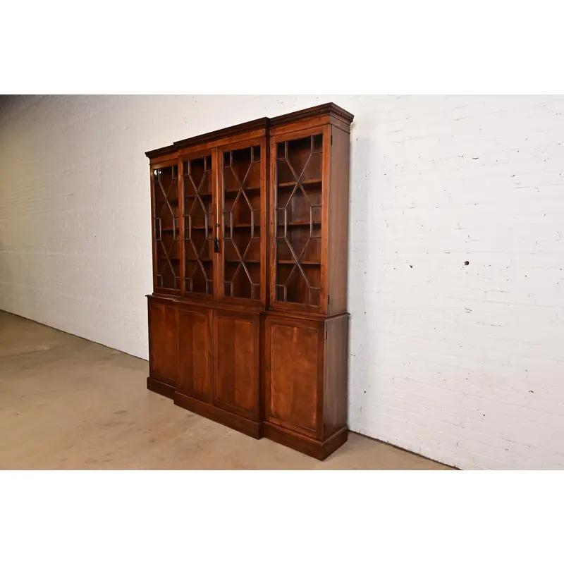 Una splendida libreria o un mobile da pranzo in stile georgiano o Chippendale.

Alla maniera di Baker Furniture

USA, circa metà del XX secolo

Mogano intagliato, con porte anteriori a bifora.

Misure: 75,75