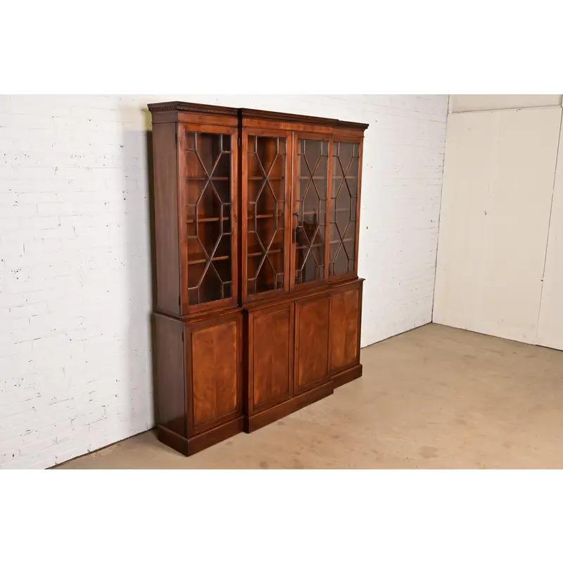 Georgiano Baker Furniture Style Georgian Breakfront Bookcase Cabinet, Circa 1940s in vendita