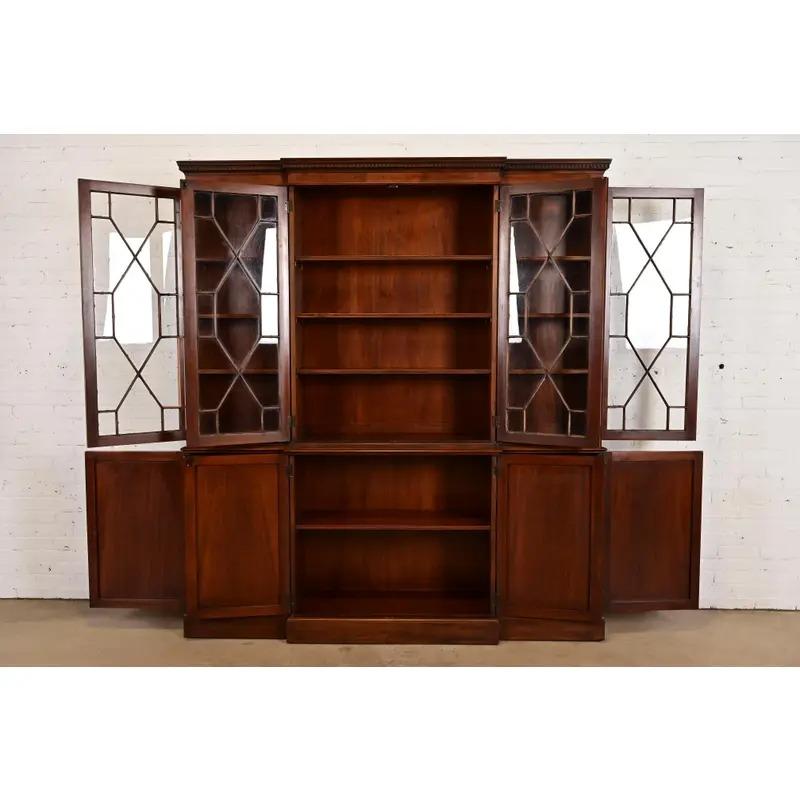 Americano Baker Furniture Style Georgian Breakfront Bookcase Cabinet, Circa 1940s in vendita