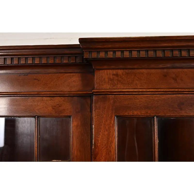 Baker Furniture Style Georgian Breakfront Bookcase Cabinet, Circa 1940s In condizioni buone in vendita a South Bend, IN