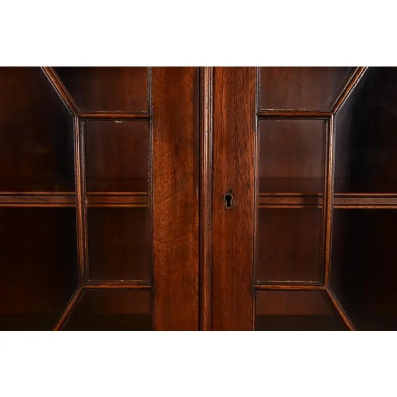 XX secolo Baker Furniture Style Georgian Breakfront Bookcase Cabinet, Circa 1940s in vendita