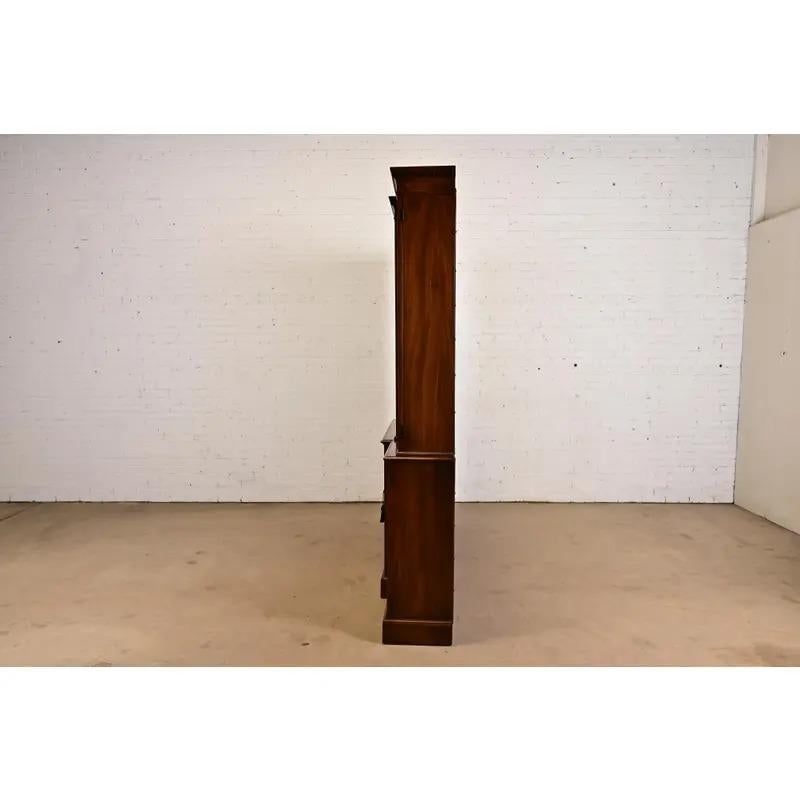 Baker Furniture Style Georgian Breakfront Bookcase Cabinet, Circa 1940s in vendita 1