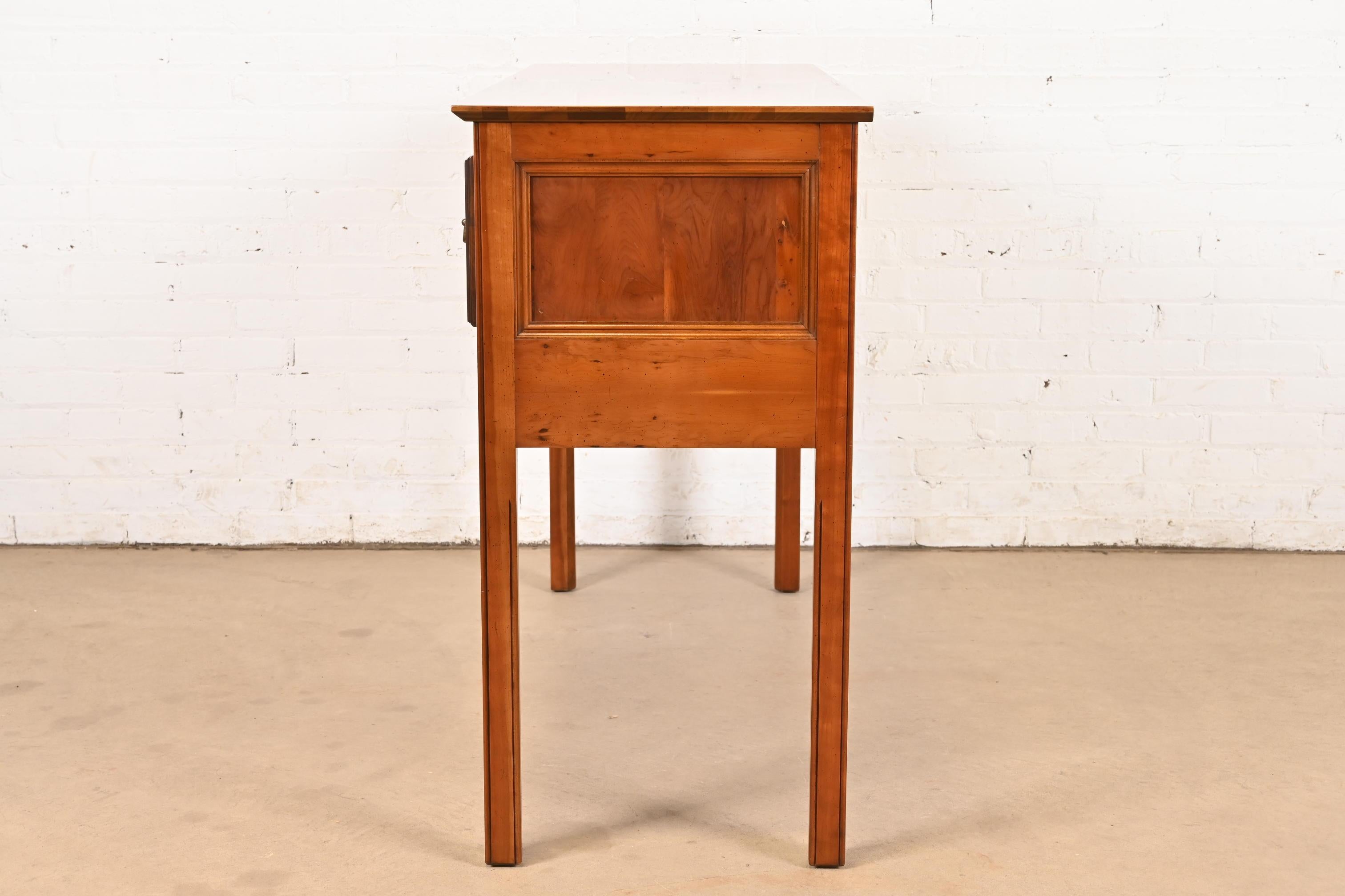 Credenza con credenza in legno di radica e legno di tasso inglese in stile georgiano di Baker Furniture in vendita 3