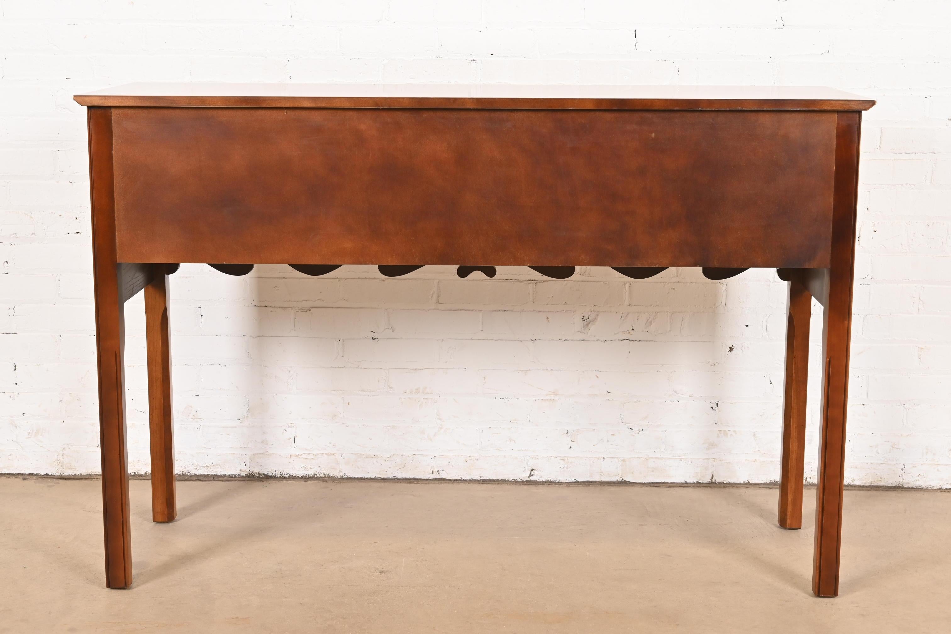 Credenza con credenza in legno di radica e legno di tasso inglese in stile georgiano di Baker Furniture in vendita 4