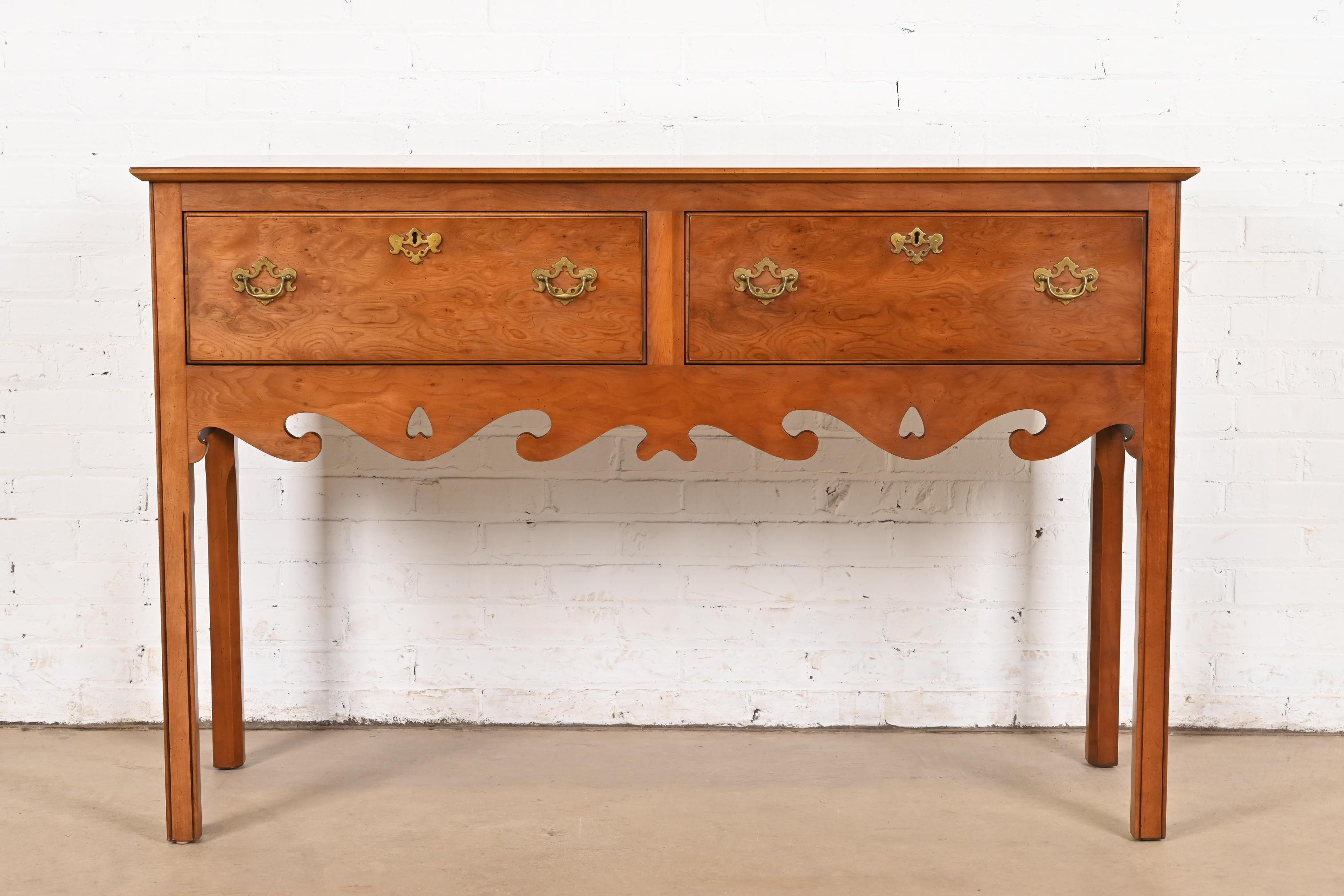 Una splendida credenza buffet, credenza o consolle in stile georgiano o Chippendale

Alla maniera di Baker Furniture

Da Wright Table Company

Stati Uniti, fine del XX secolo

Intagliato in legno di tasso inglese e radica, con ferramenta originale