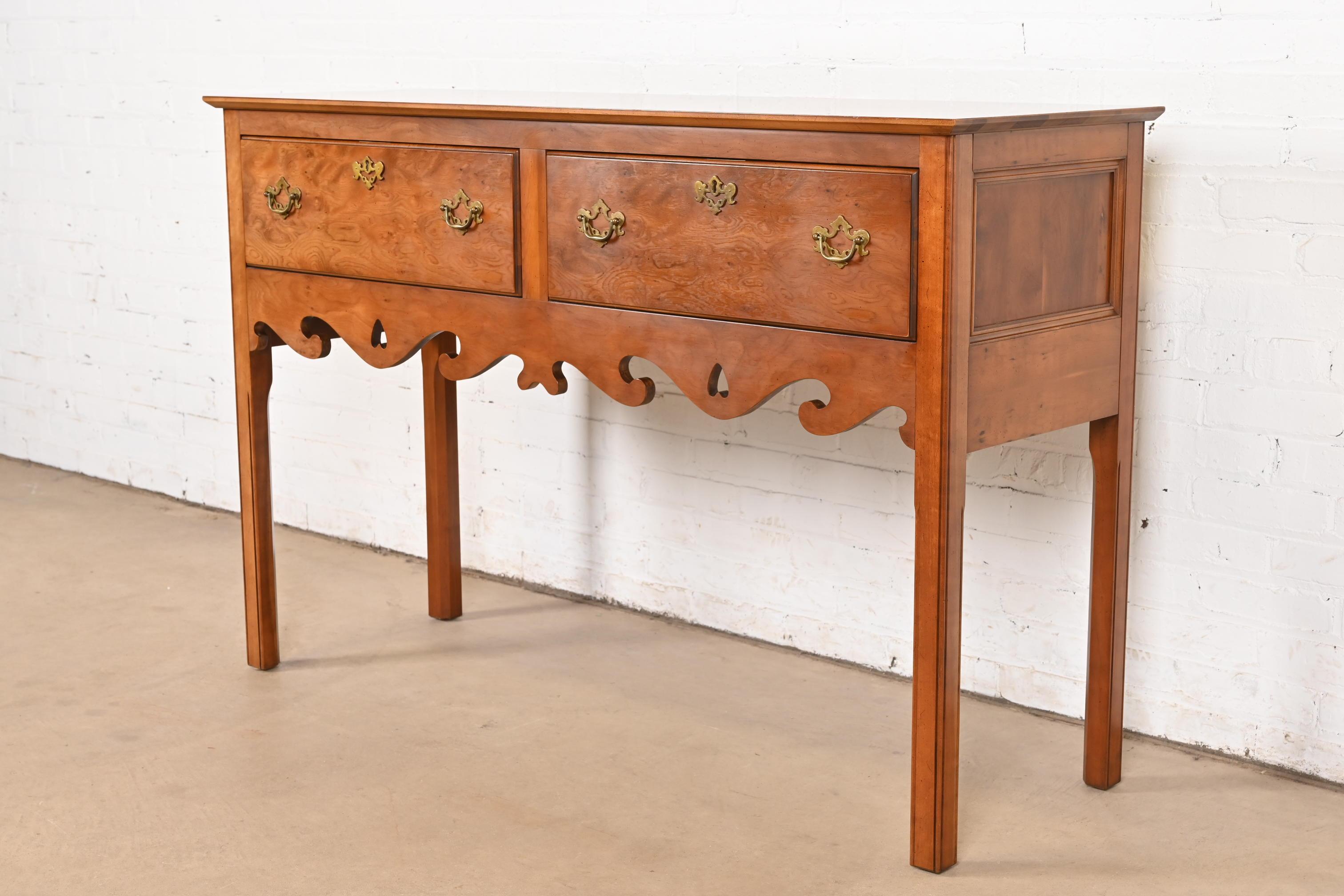 Americano Credenza con credenza in legno di radica e legno di tasso inglese in stile georgiano di Baker Furniture in vendita
