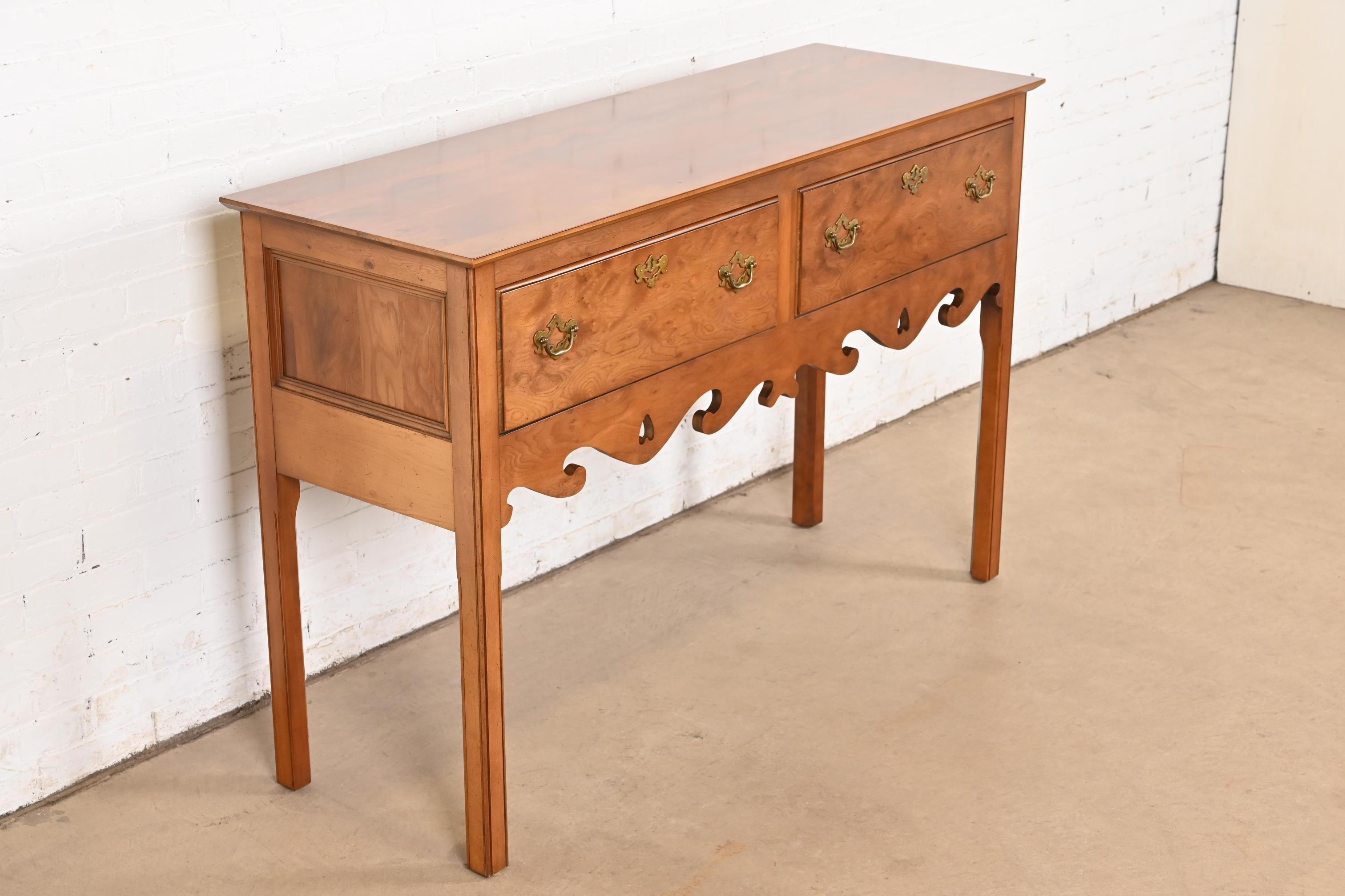 Credenza con credenza in legno di radica e legno di tasso inglese in stile georgiano di Baker Furniture In condizioni buone in vendita a South Bend, IN