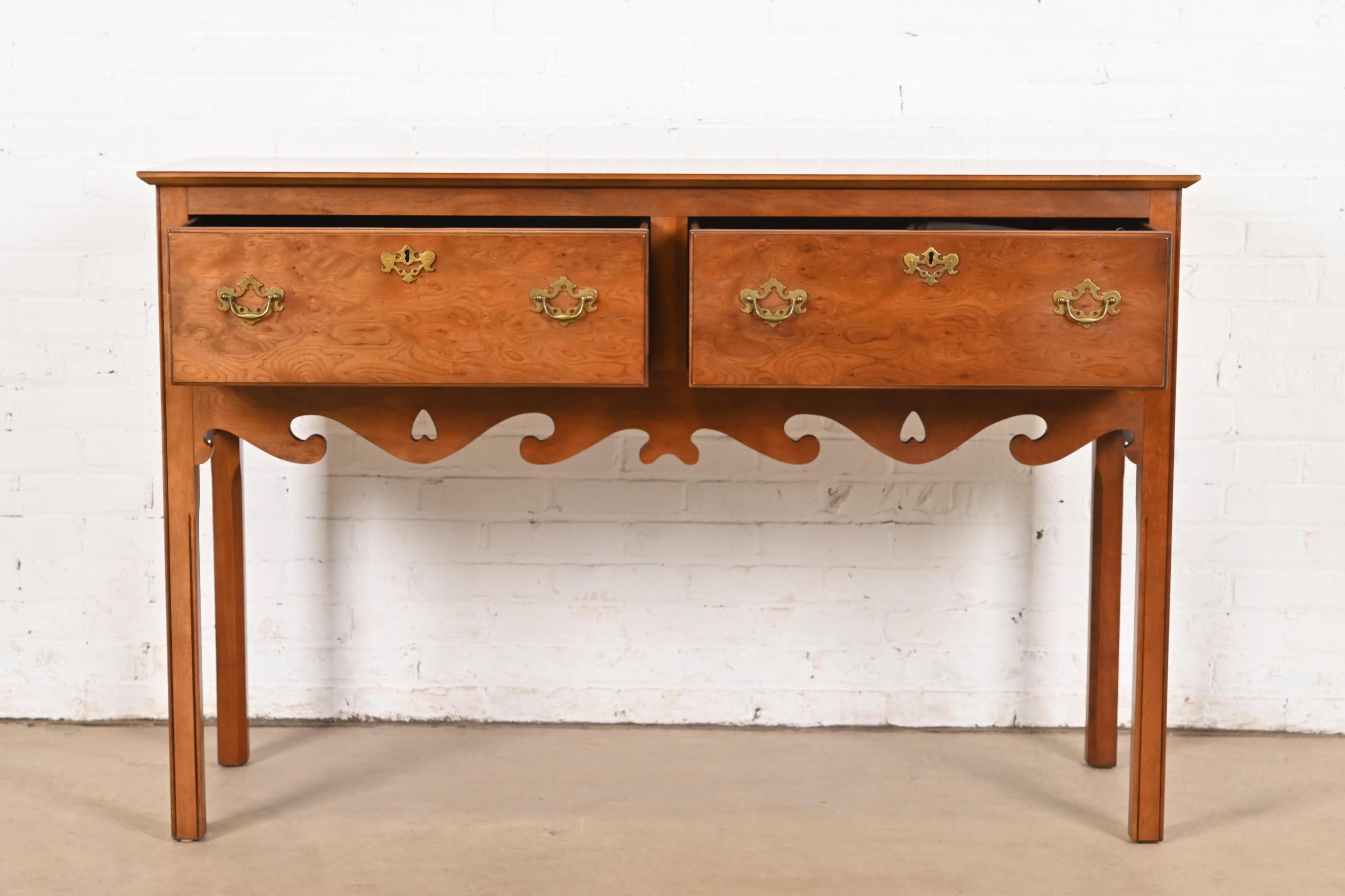 XX secolo Credenza con credenza in legno di radica e legno di tasso inglese in stile georgiano di Baker Furniture in vendita