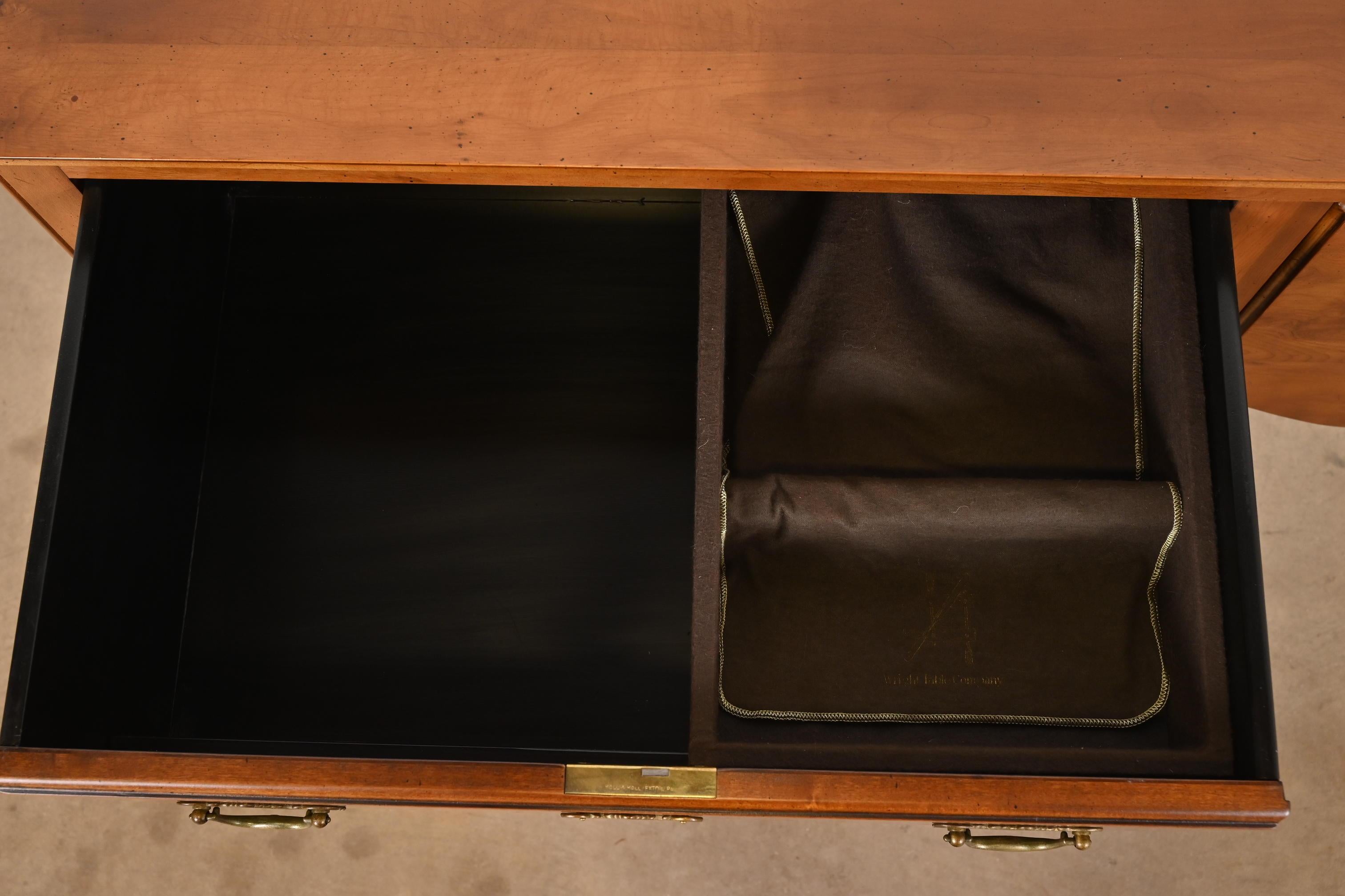 Ottone Credenza con credenza in legno di radica e legno di tasso inglese in stile georgiano di Baker Furniture in vendita