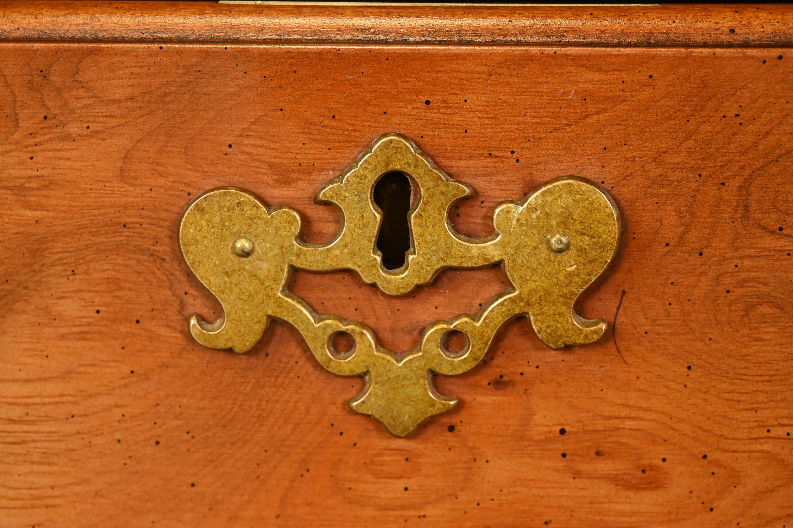 Credenza con credenza in legno di radica e legno di tasso inglese in stile georgiano di Baker Furniture in vendita 1