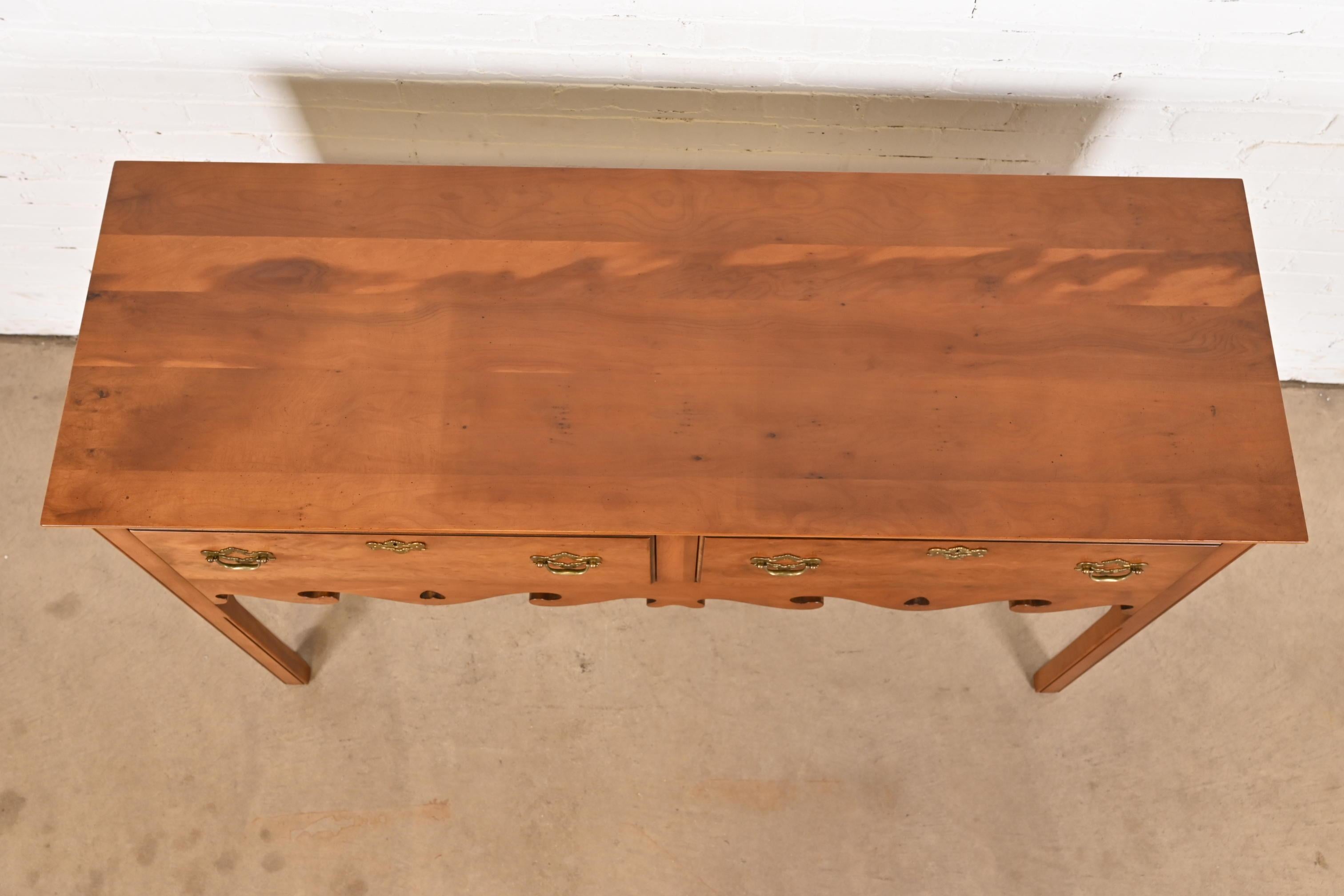 Credenza con credenza in legno di radica e legno di tasso inglese in stile georgiano di Baker Furniture in vendita 2