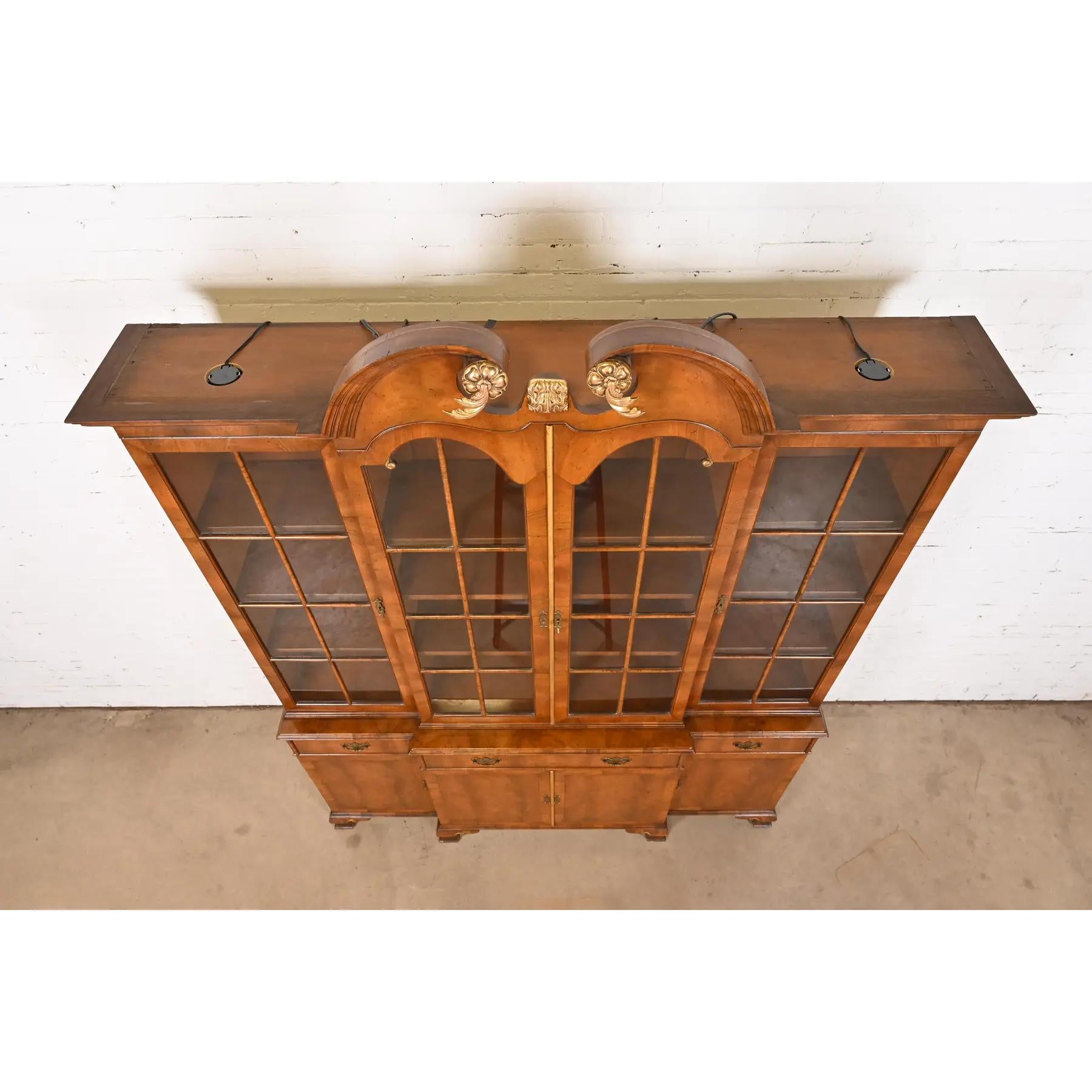 Bibliothèque géorgienne sculptée en acajou flammé et or doré de style Baker Furniture en vente 3