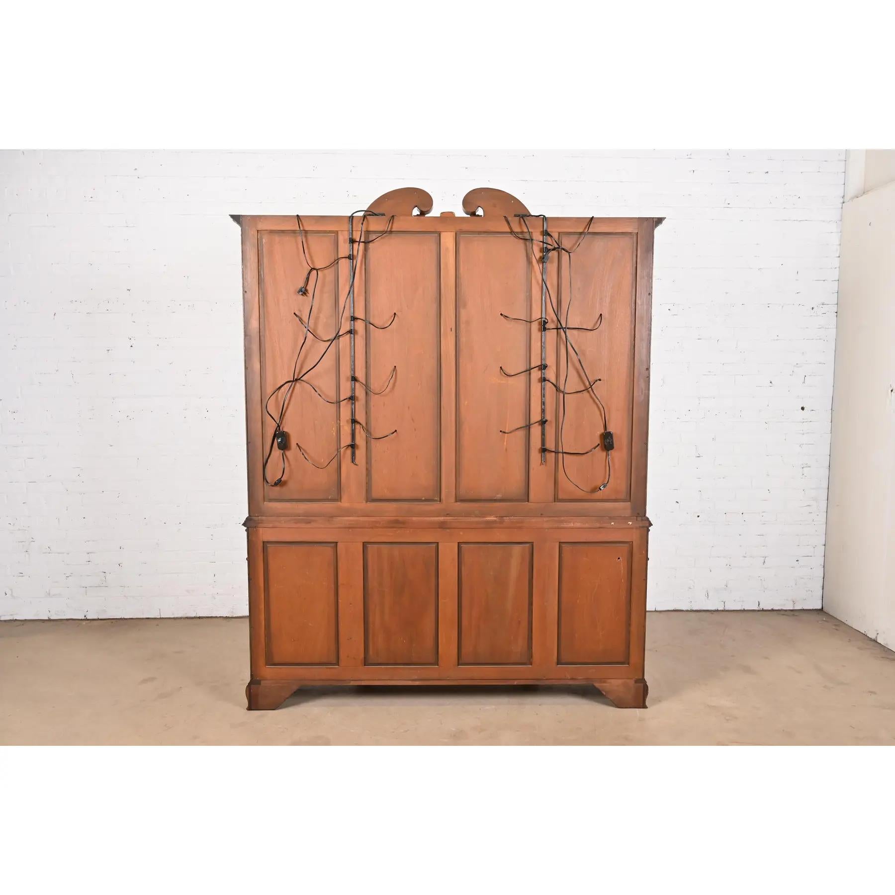 Bibliothèque géorgienne sculptée en acajou flammé et or doré de style Baker Furniture en vente 5