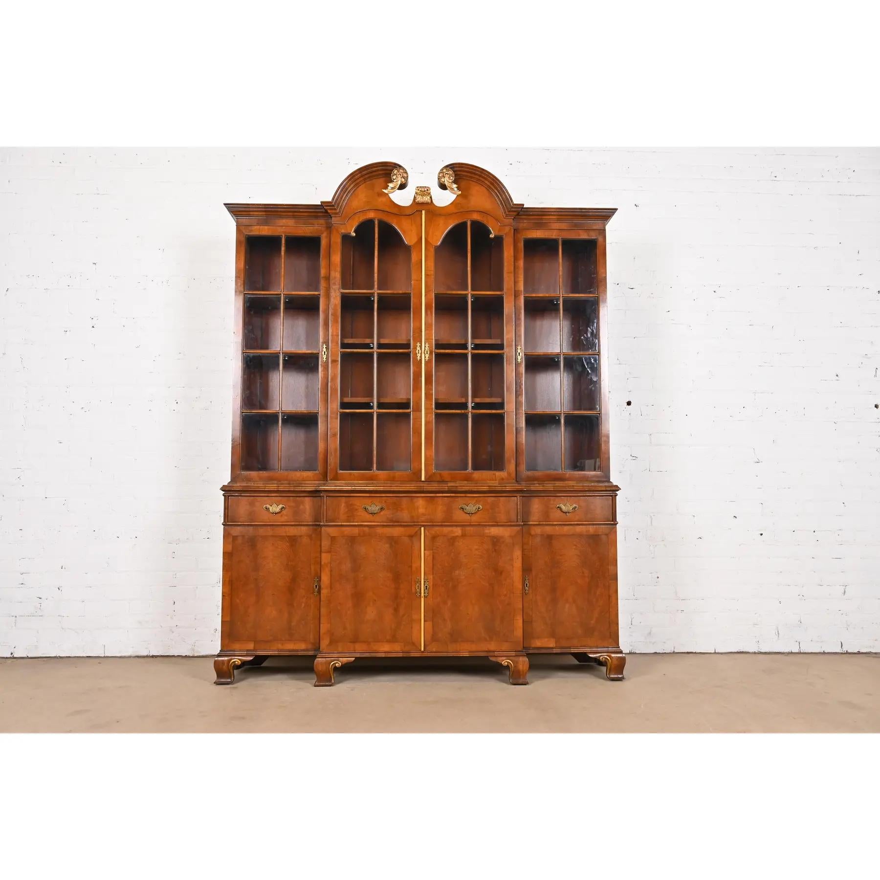 Magnifique bibliothèque ou meuble de salle à manger de style géorgien ou Chippendale.

À la manière des meubles Baker

USA, Circa Mid-20th Century

Acajou flammé assorti aux livres, avec détails dorés, portes avant en verre à meneaux et