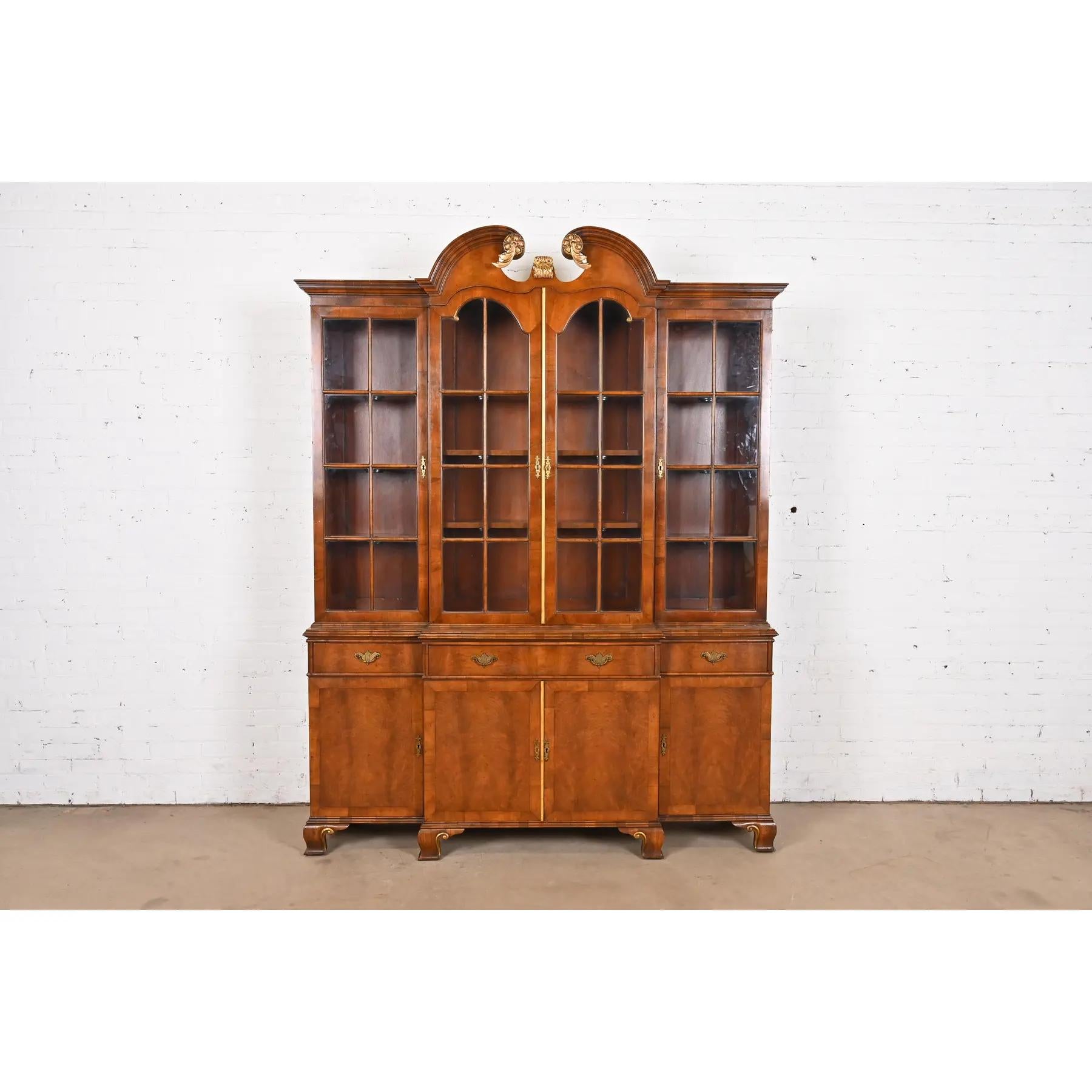 Georgien Bibliothèque géorgienne sculptée en acajou flammé et or doré de style Baker Furniture en vente