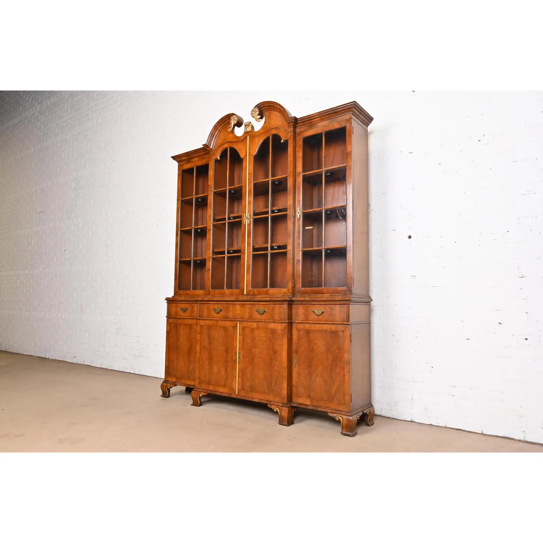 Américain Bibliothèque géorgienne sculptée en acajou flammé et or doré de style Baker Furniture en vente