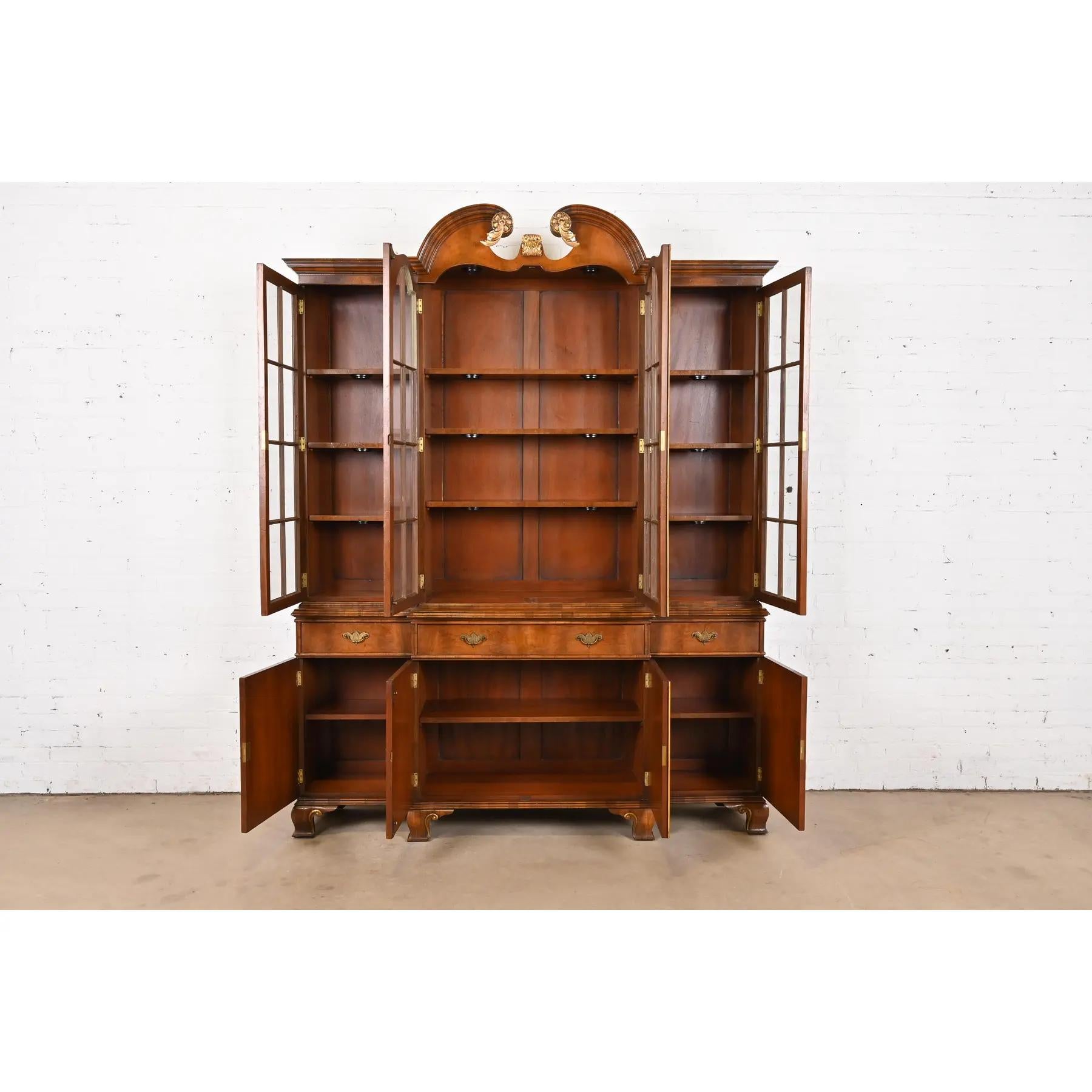 20ième siècle Bibliothèque géorgienne sculptée en acajou flammé et or doré de style Baker Furniture en vente