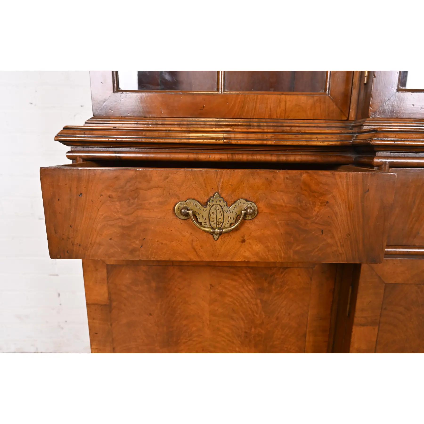 Laiton Bibliothèque géorgienne sculptée en acajou flammé et or doré de style Baker Furniture en vente