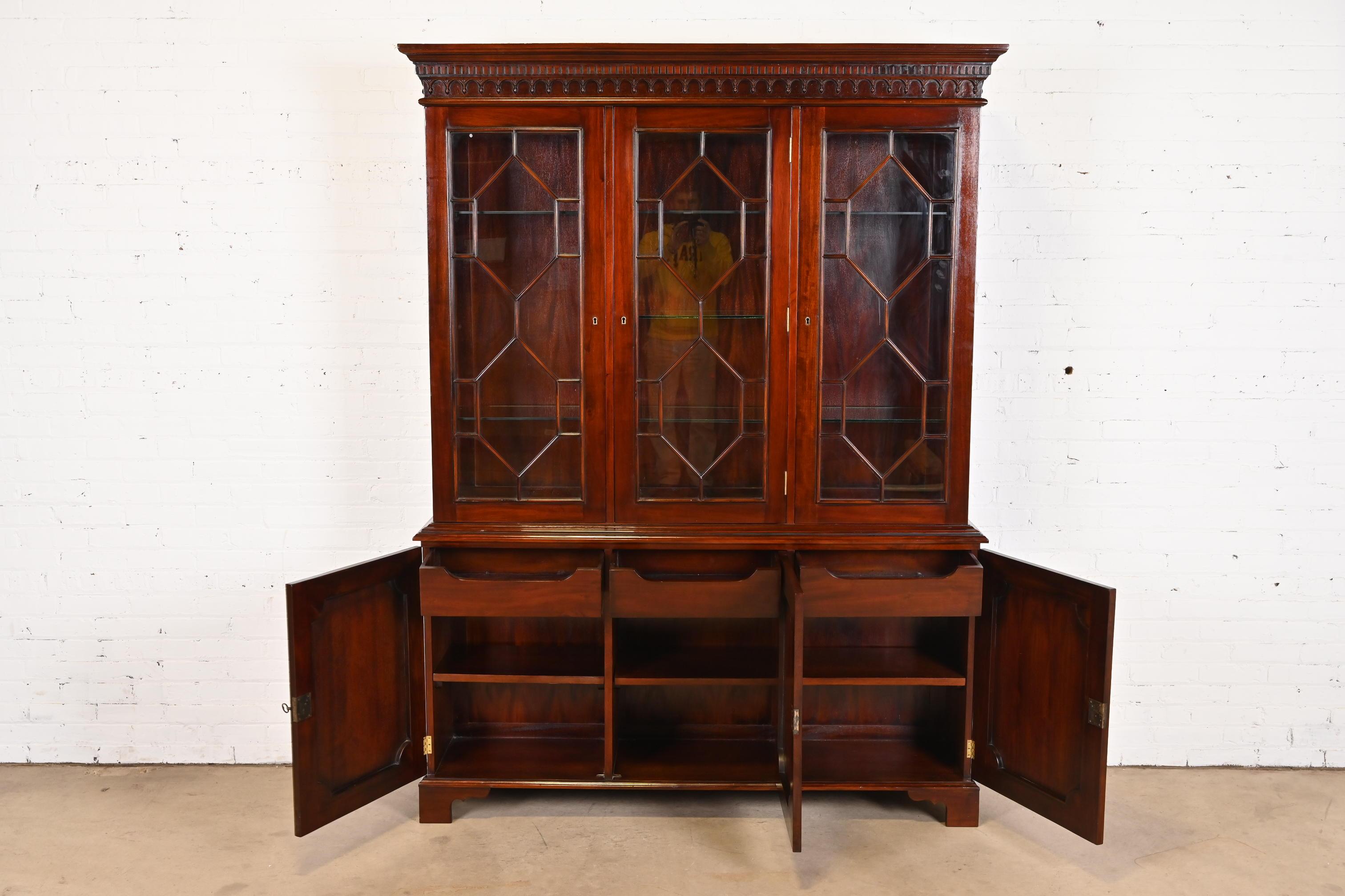 Baker Furniture Style Georgian Carved Flame Mahogany Breakfront Bookcase Cabinet For Sale 3