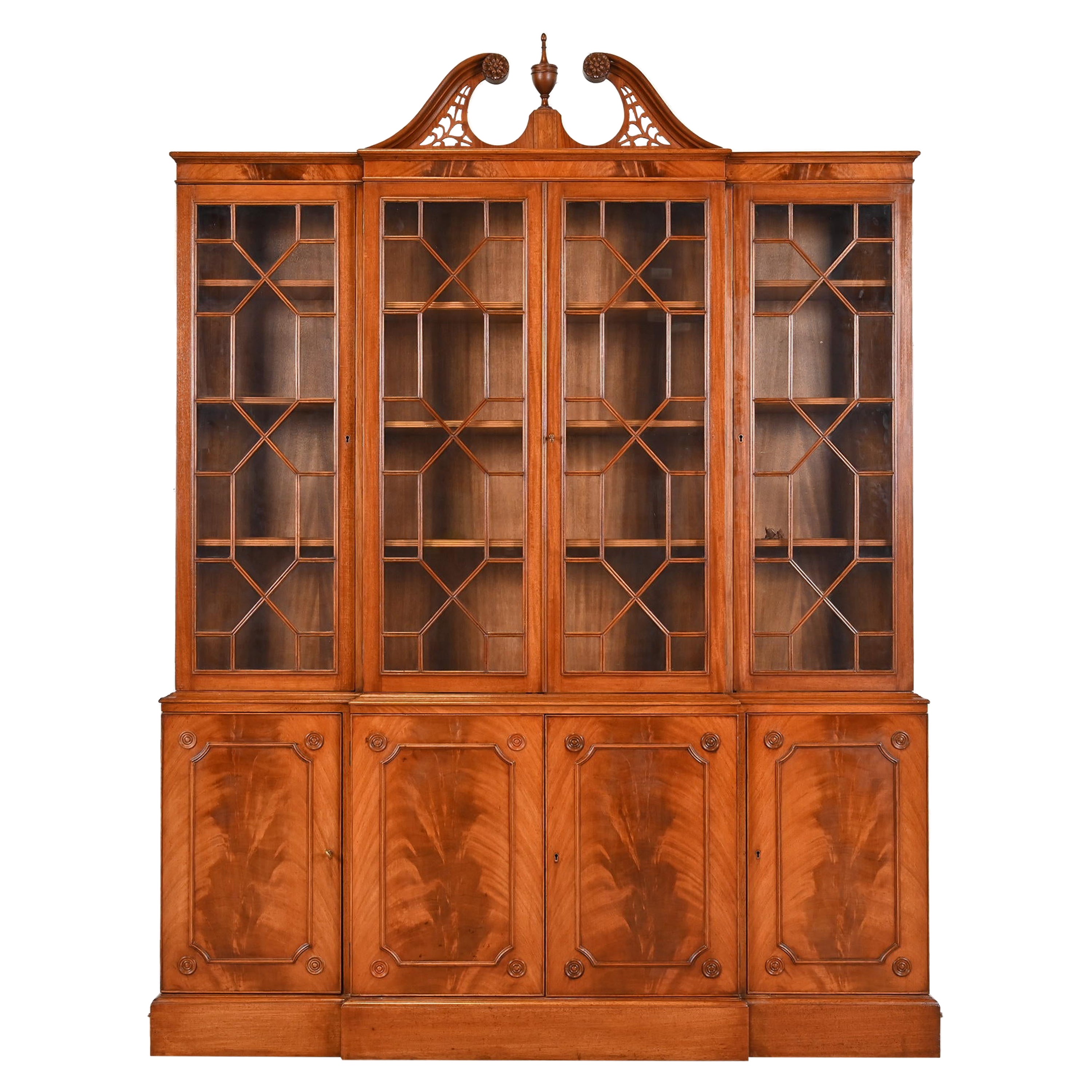 Libreria Breakfront in stile Baker Furniture in mogano intagliato a fiamma georgiano
