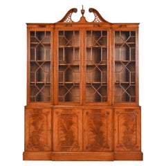 Libreria Breakfront in stile Baker Furniture in mogano intagliato a fiamma georgiano