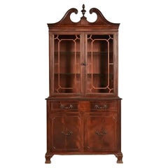 Librería con vitrina iluminada de estilo georgiano, de madera de caoba tallada con motivos de llamas, de Baker Furniture