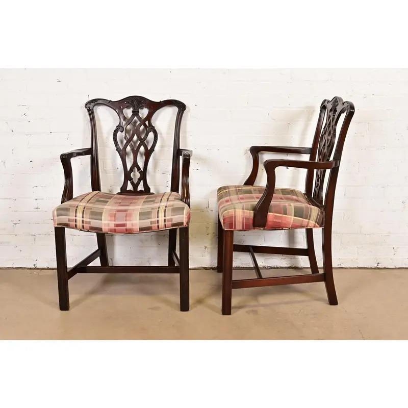 Paire de fauteuils en acajou sculpté de style géorgien de Baker Furniture en vente 3