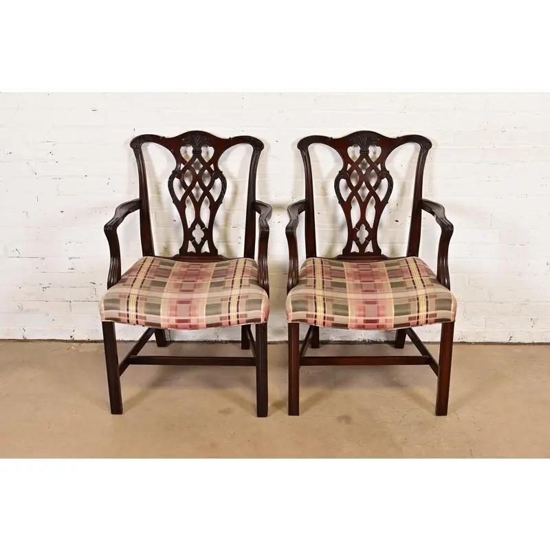 Georgien Paire de fauteuils en acajou sculpté de style géorgien de Baker Furniture en vente